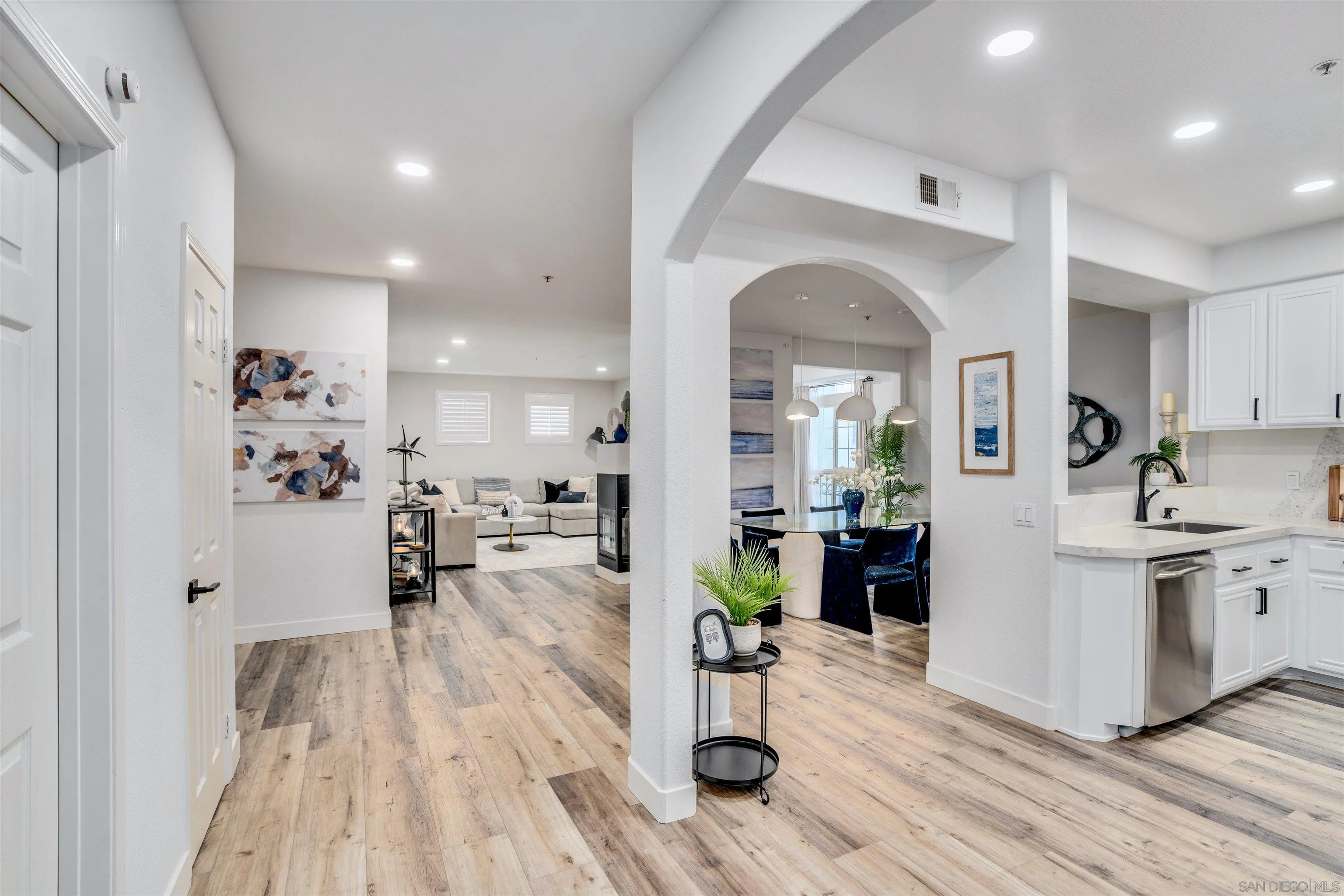 Photo #2: 250021808 Listing 