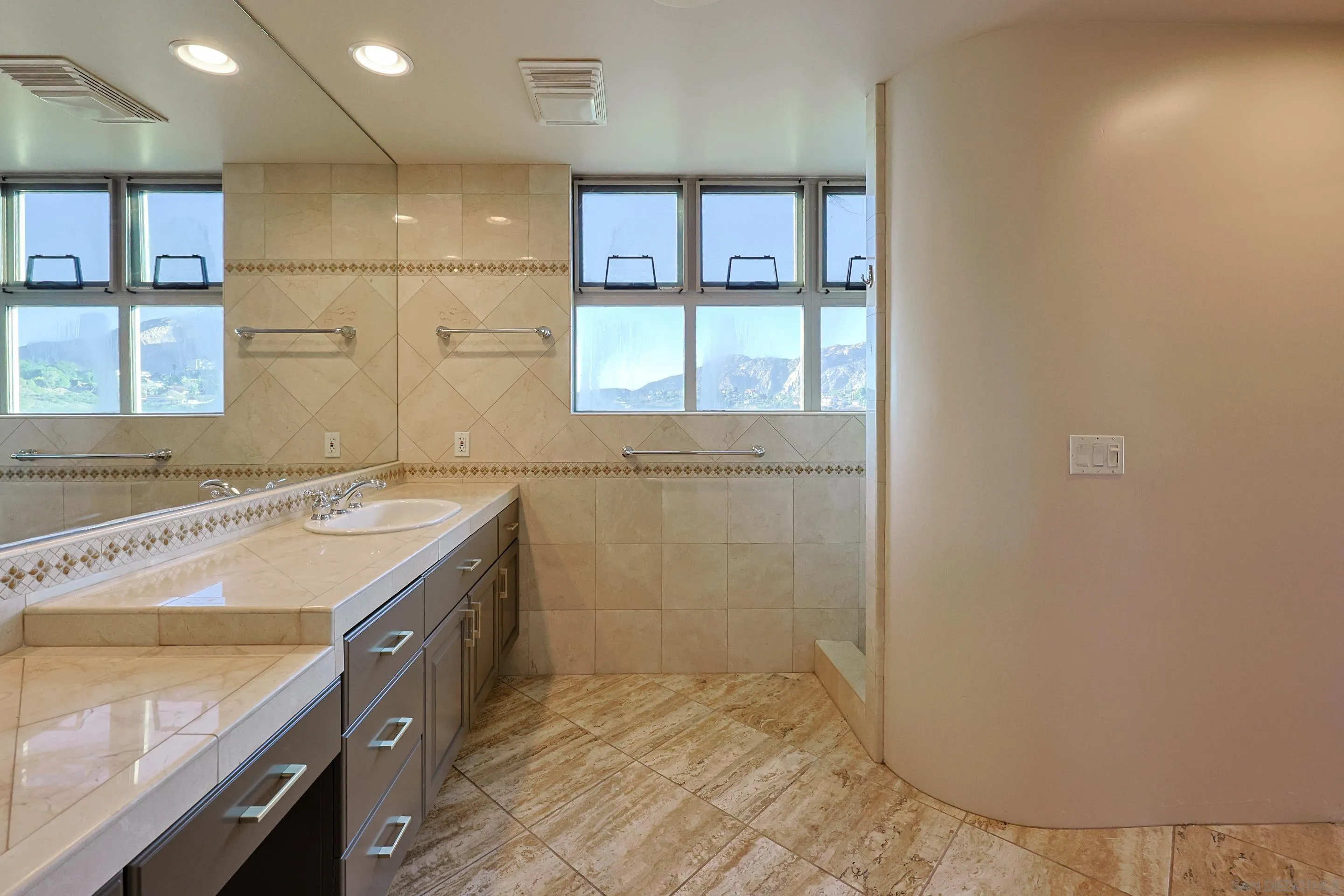 https://cdn.realtyfeed.com/cdn/127/250021848/3ea09e9d6b57347f2ec70d764ba4ed64.webp