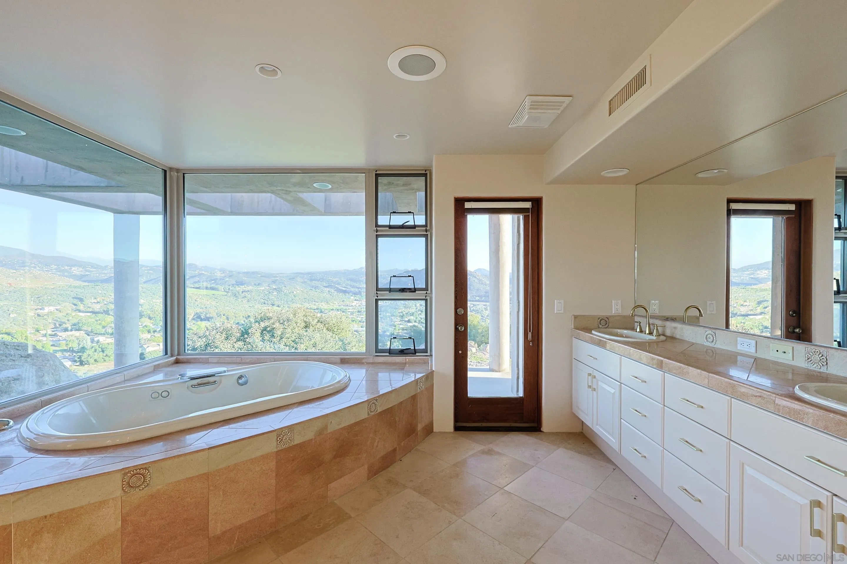 https://cdn.realtyfeed.com/cdn/127/250021848/74b7445fa052e29eee9ec107990f105c.webp