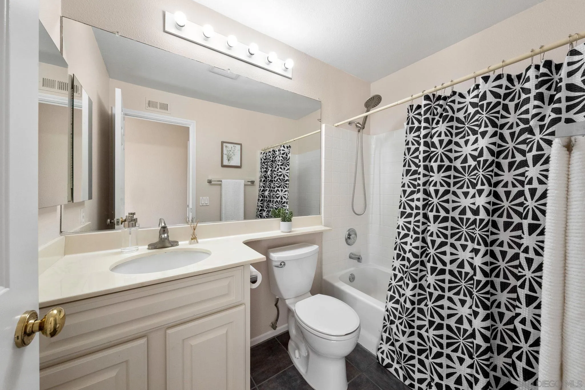 https://cdn.realtyfeed.com/cdn/127/250021897/1001e63935c35e1ba707309d9ab92506.webp