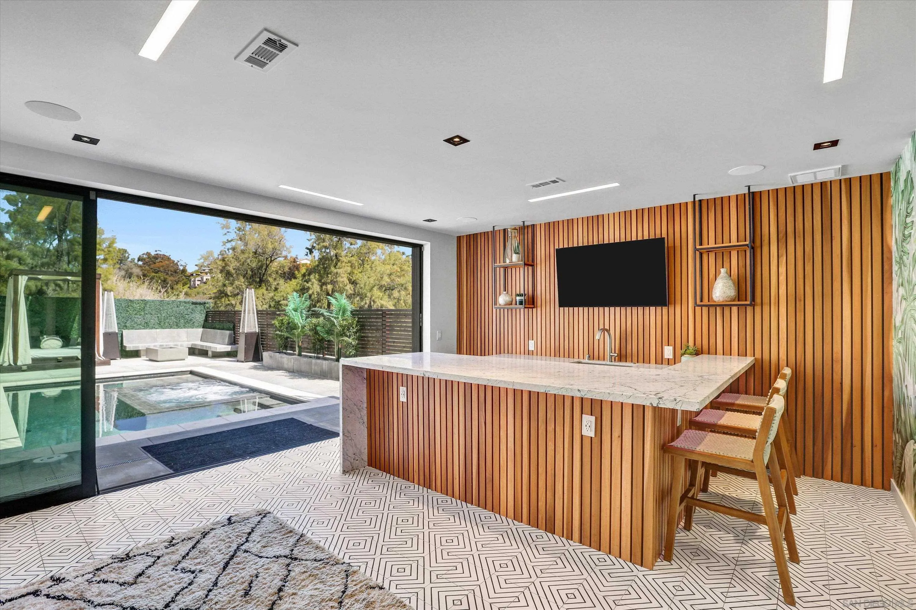 https://cdn.realtyfeed.com/cdn/127/250022021/98f0babe42f1482489482a6d400873cf.webp