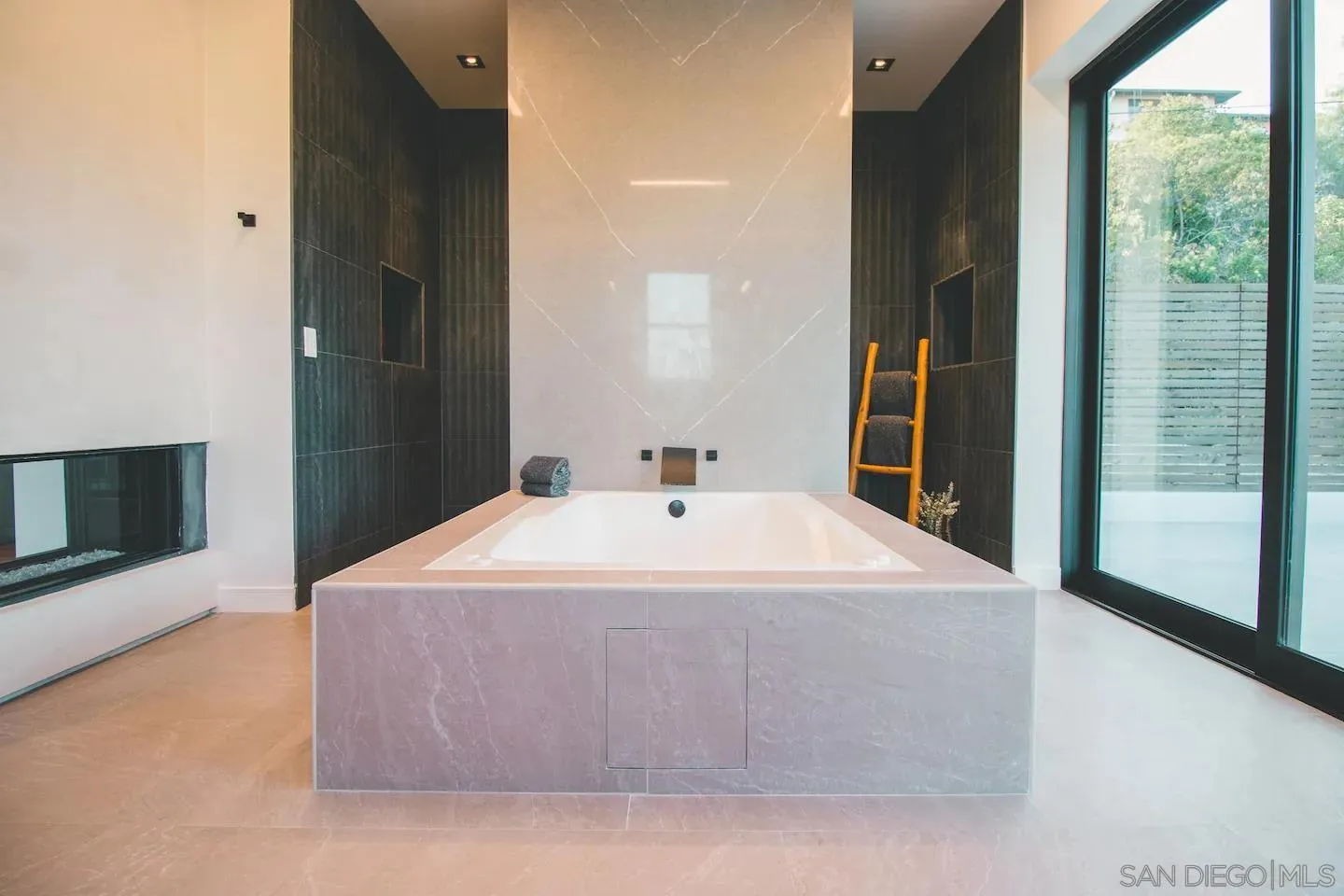 https://cdn.realtyfeed.com/cdn/127/250022021/cbd595ba488b4a34d00aa6282a87ca04.webp