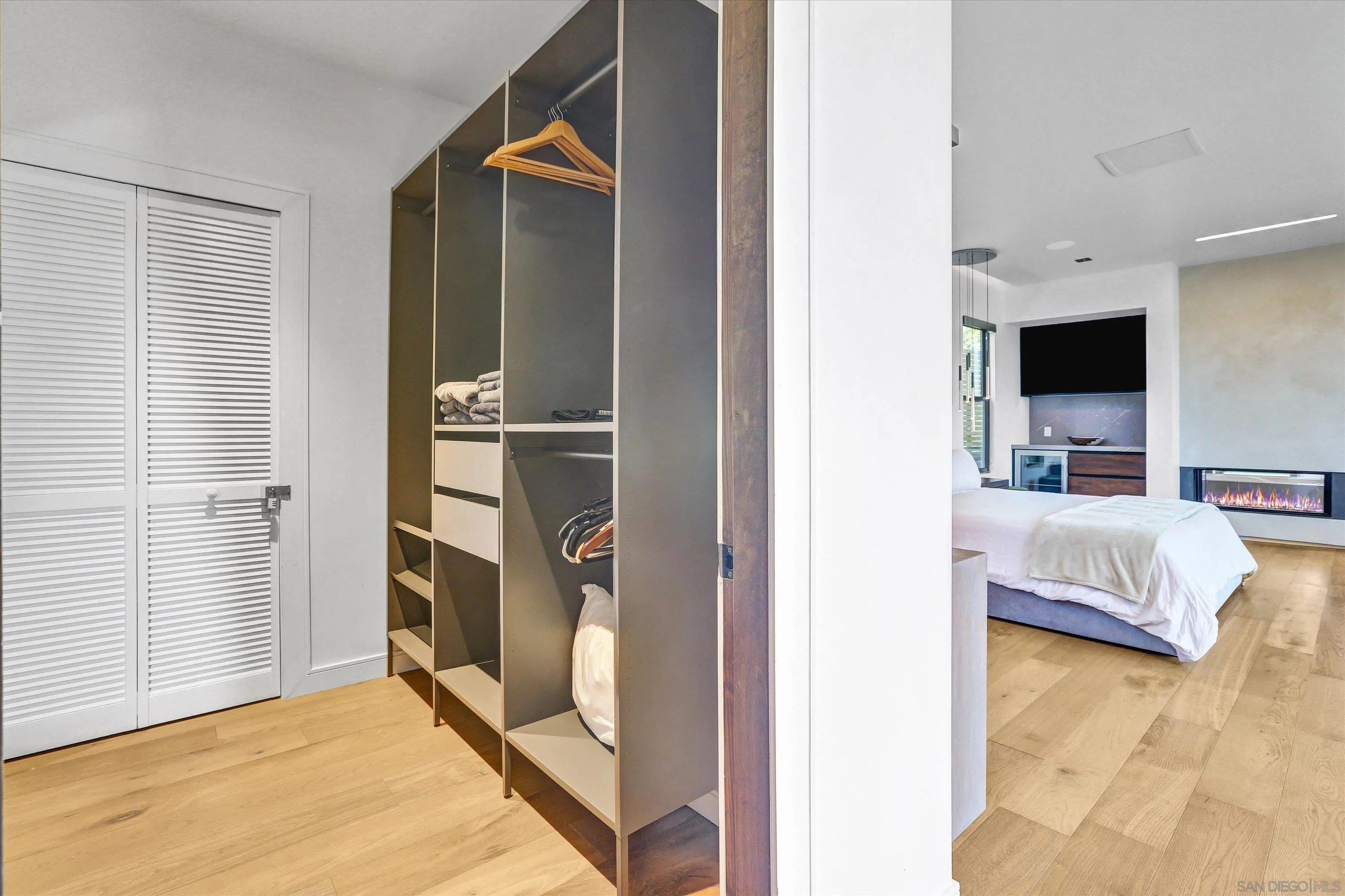 https://cdn.realtyfeed.com/cdn/127/250022021/f05641404d6b4f9fe08a07c14a9a6f27.webp
