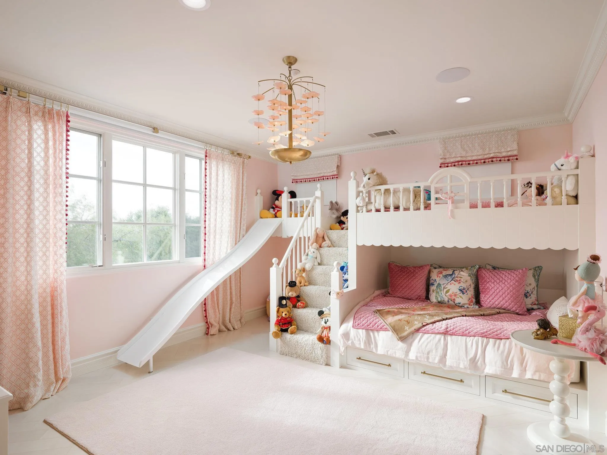 https://cdn.realtyfeed.com/cdn/127/250022498/e50fa0a1f9c90a49ee172b3d9e82d75b.webp