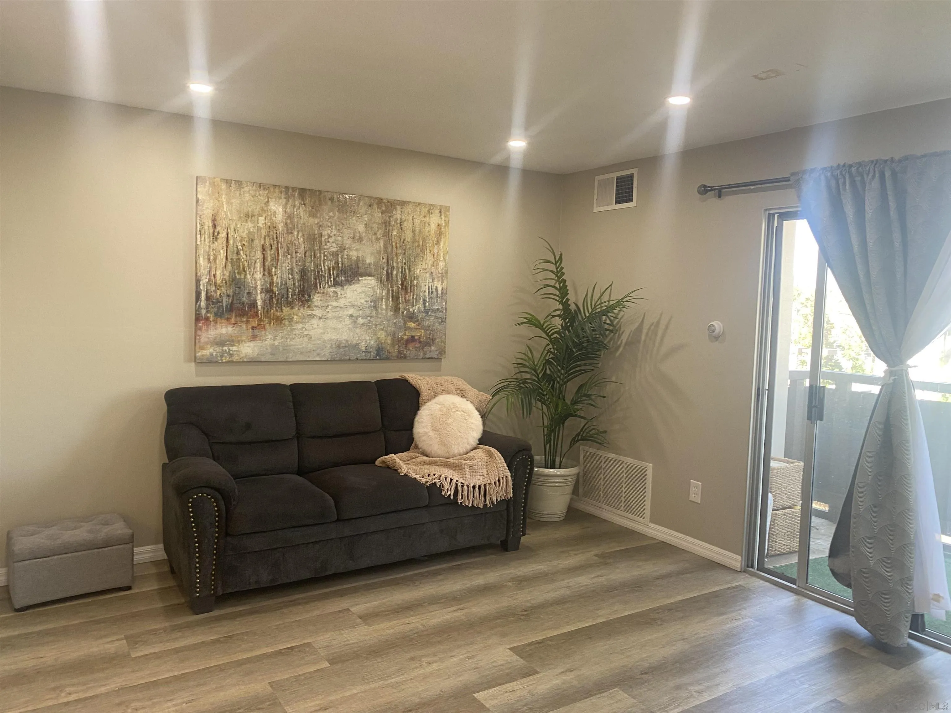 Photo #2: 250022575 Listing 