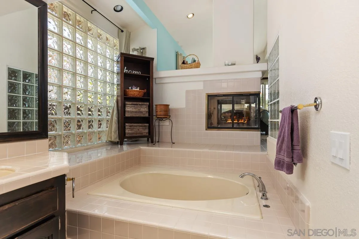 https://cdn.realtyfeed.com/cdn/127/250022641/86d2402c8d7ecbf3fe22a49eb611d6c1.webp