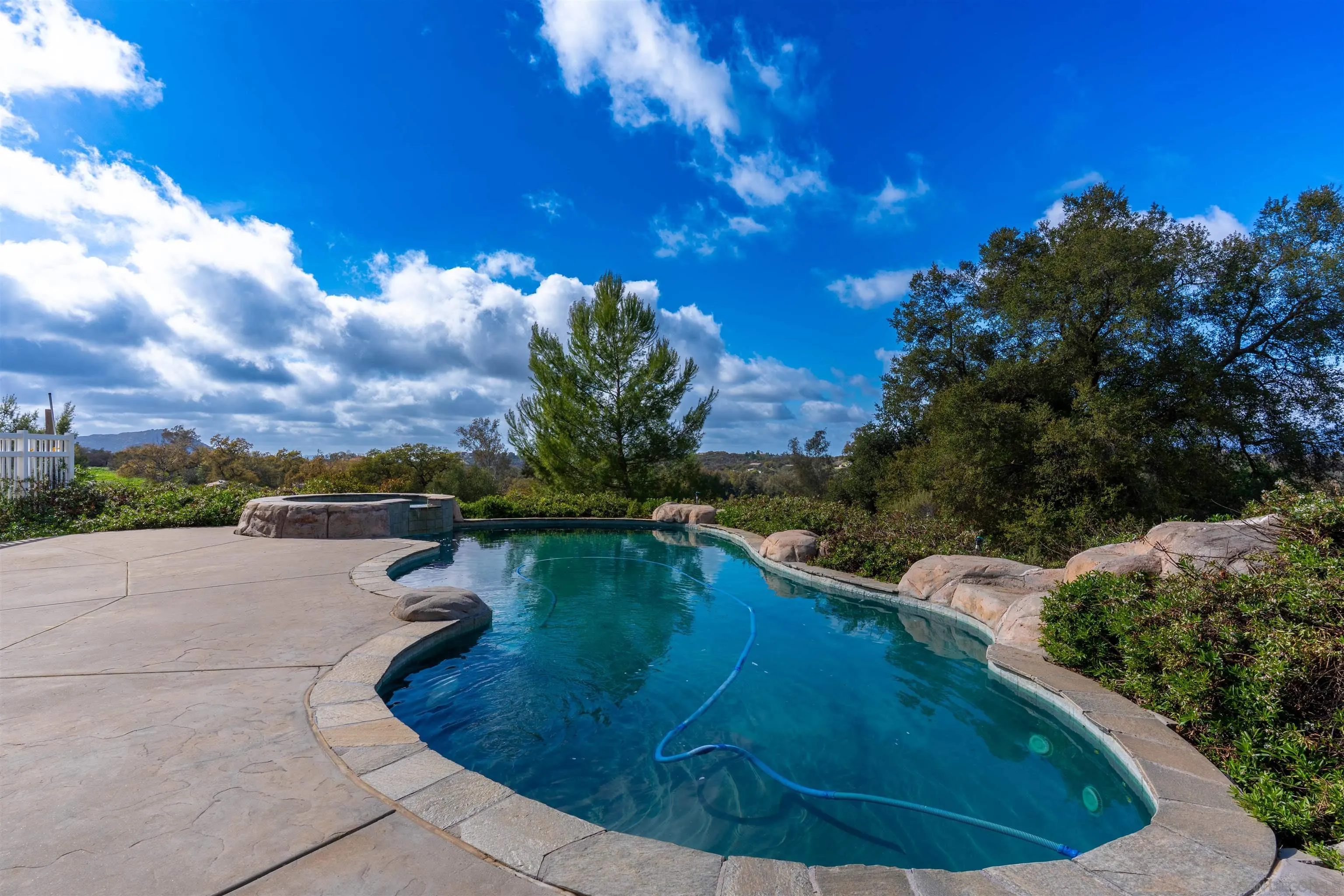 https://cdn.realtyfeed.com/cdn/127/250022901/293623fd8e9b904b662f9072817a29c7.webp