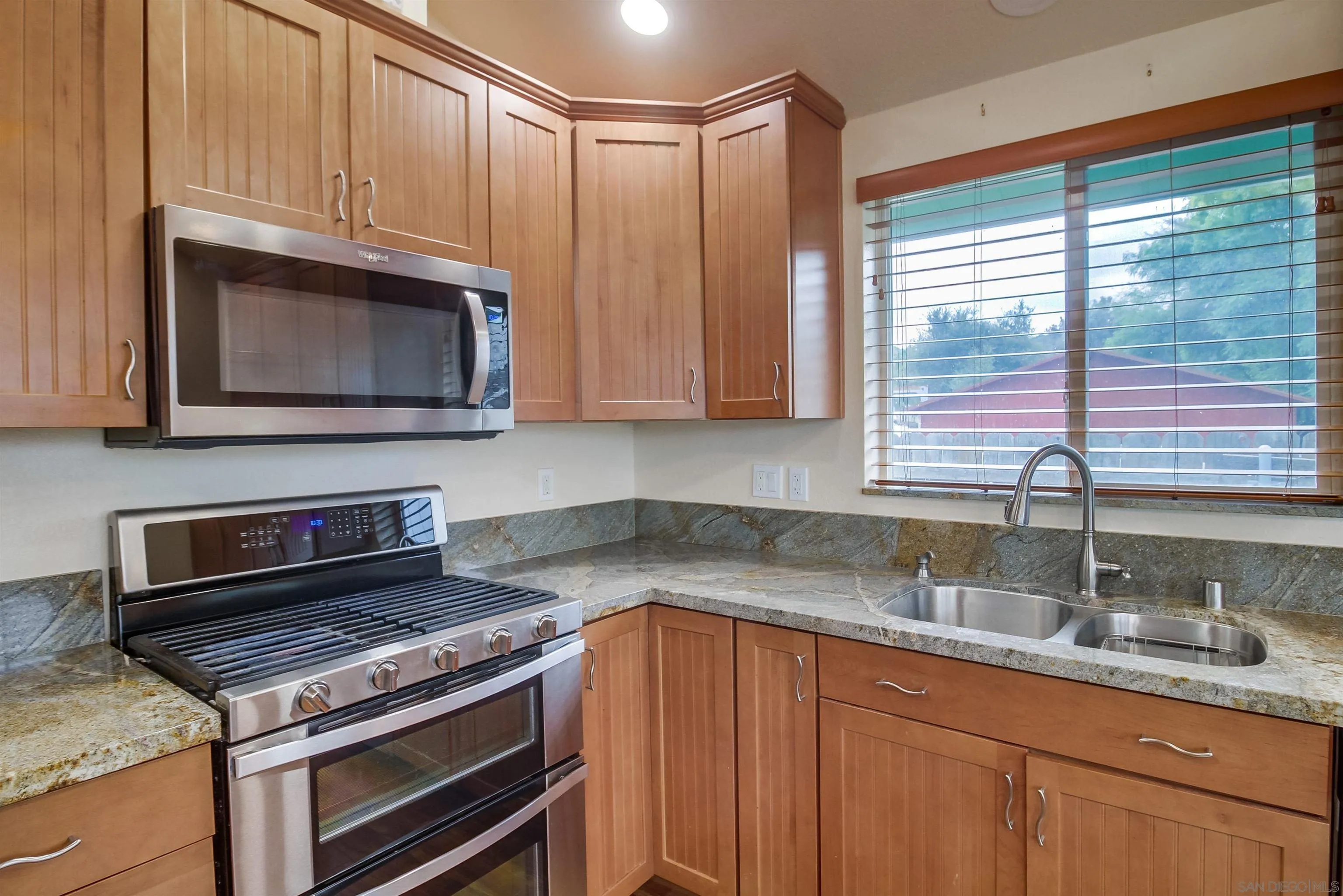https://cdn.realtyfeed.com/cdn/127/250023083/e62c49400a2b9e7cbd7d469c81c785a9.webp
