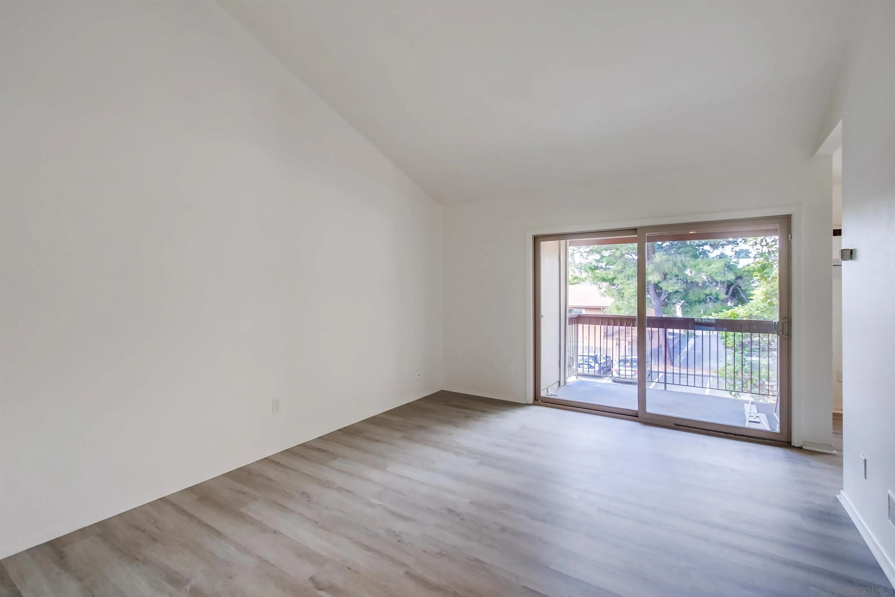 Photo #2: 250023089 Listing 