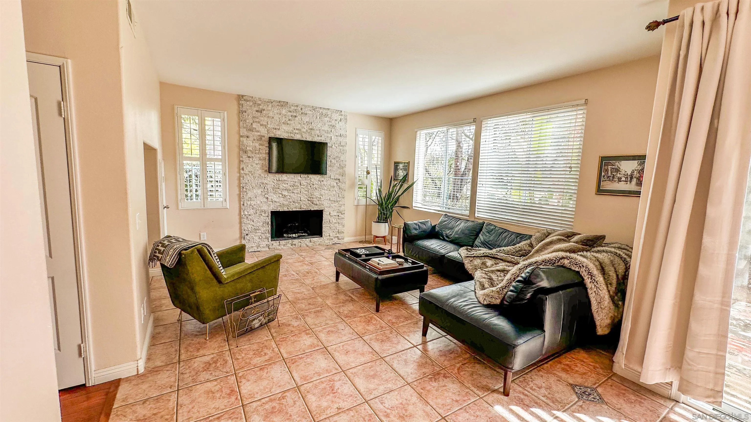 https://cdn.realtyfeed.com/cdn/127/250023139/c4752874b7b324c848caf5d35cad5fd4.webp