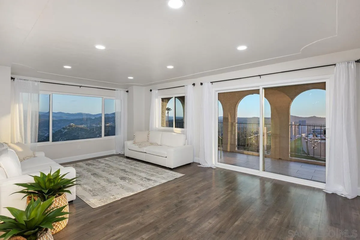 https://cdn.realtyfeed.com/cdn/127/250023142/911c138d89297bf67da79985085cbef9.webp