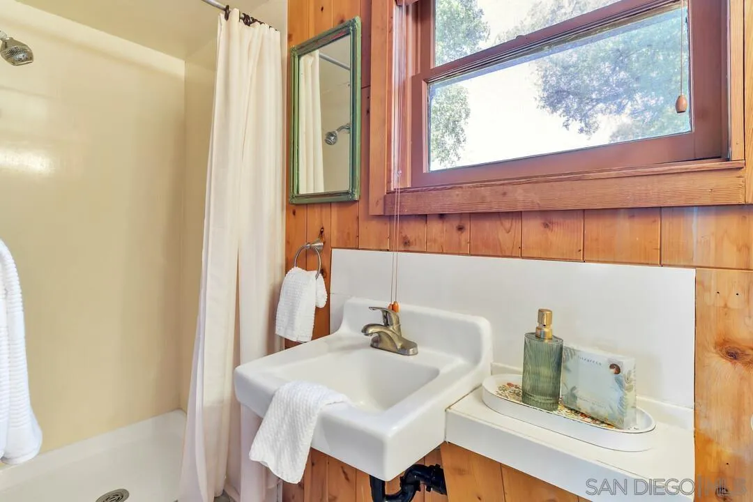 https://cdn.realtyfeed.com/cdn/127/250023200/b44f22bb2ba836a0926d0ab2cd1ec50b.webp