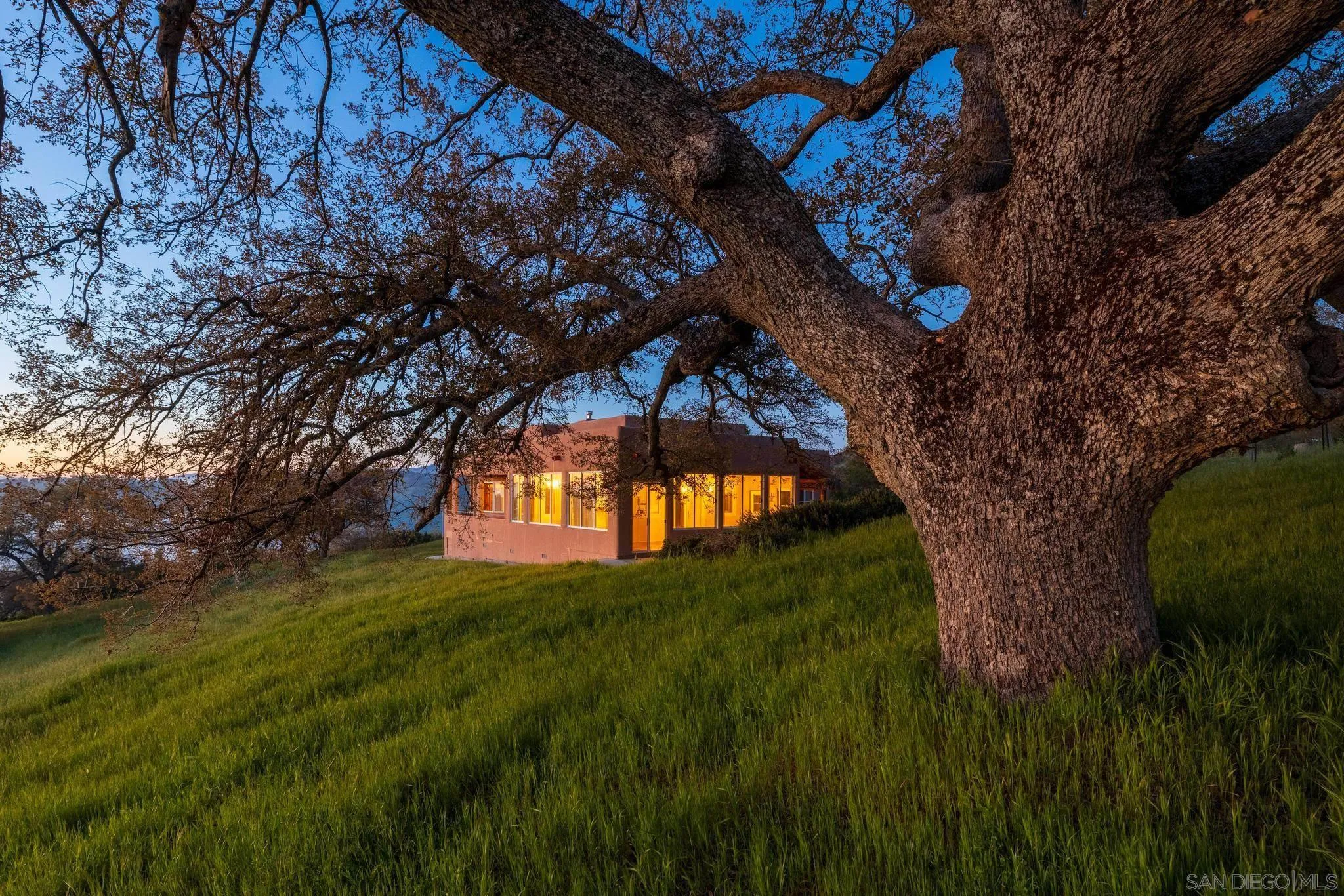 https://cdn.realtyfeed.com/cdn/127/250023205/2ea6e6bd28512d977aba1fcaf69e50df.webp