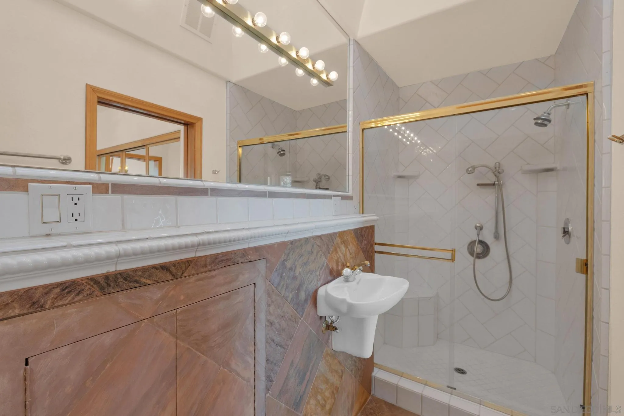 https://cdn.realtyfeed.com/cdn/127/250023205/8b4463f3a0e46e440b33b72aaef40673.webp