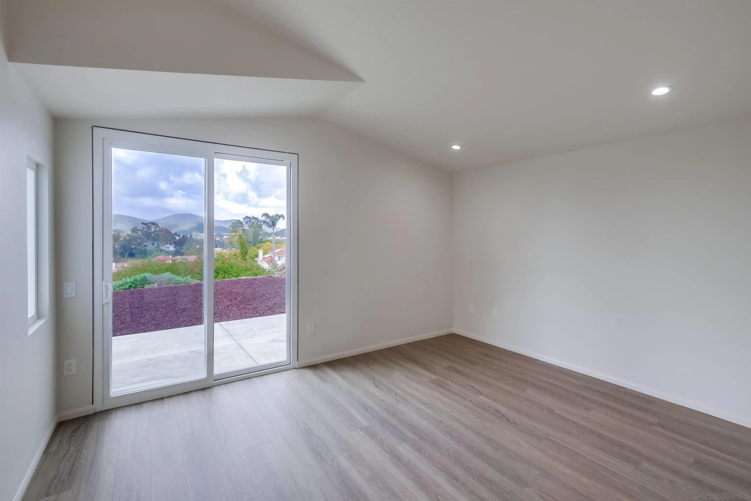 https://cdn.realtyfeed.com/cdn/127/250023281/0220f2d739eb6938e387cc623b105546.webp
