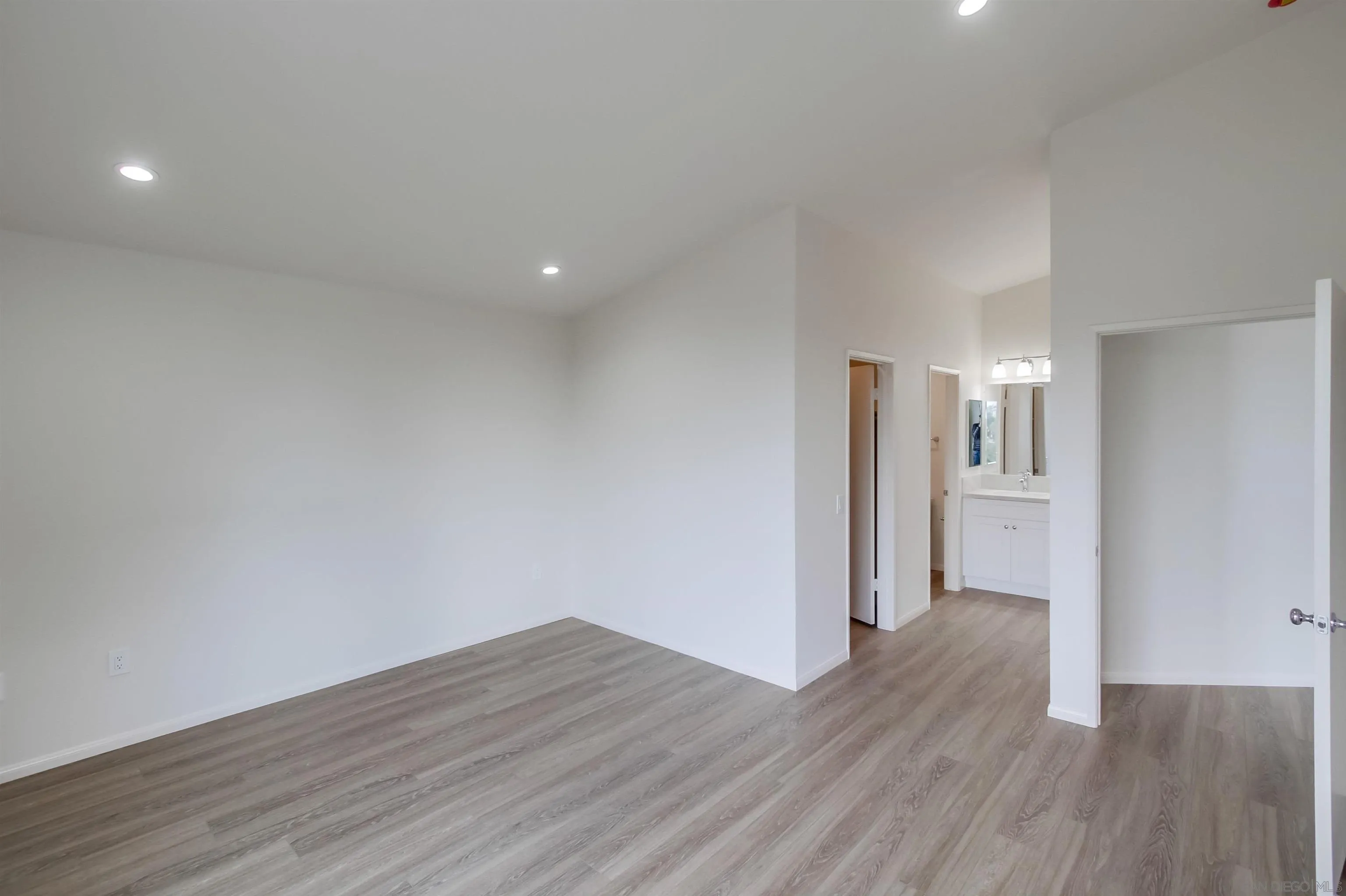 https://cdn.realtyfeed.com/cdn/127/250023281/7b1c5b50a6f104e7a21984eb0f02b455.webp