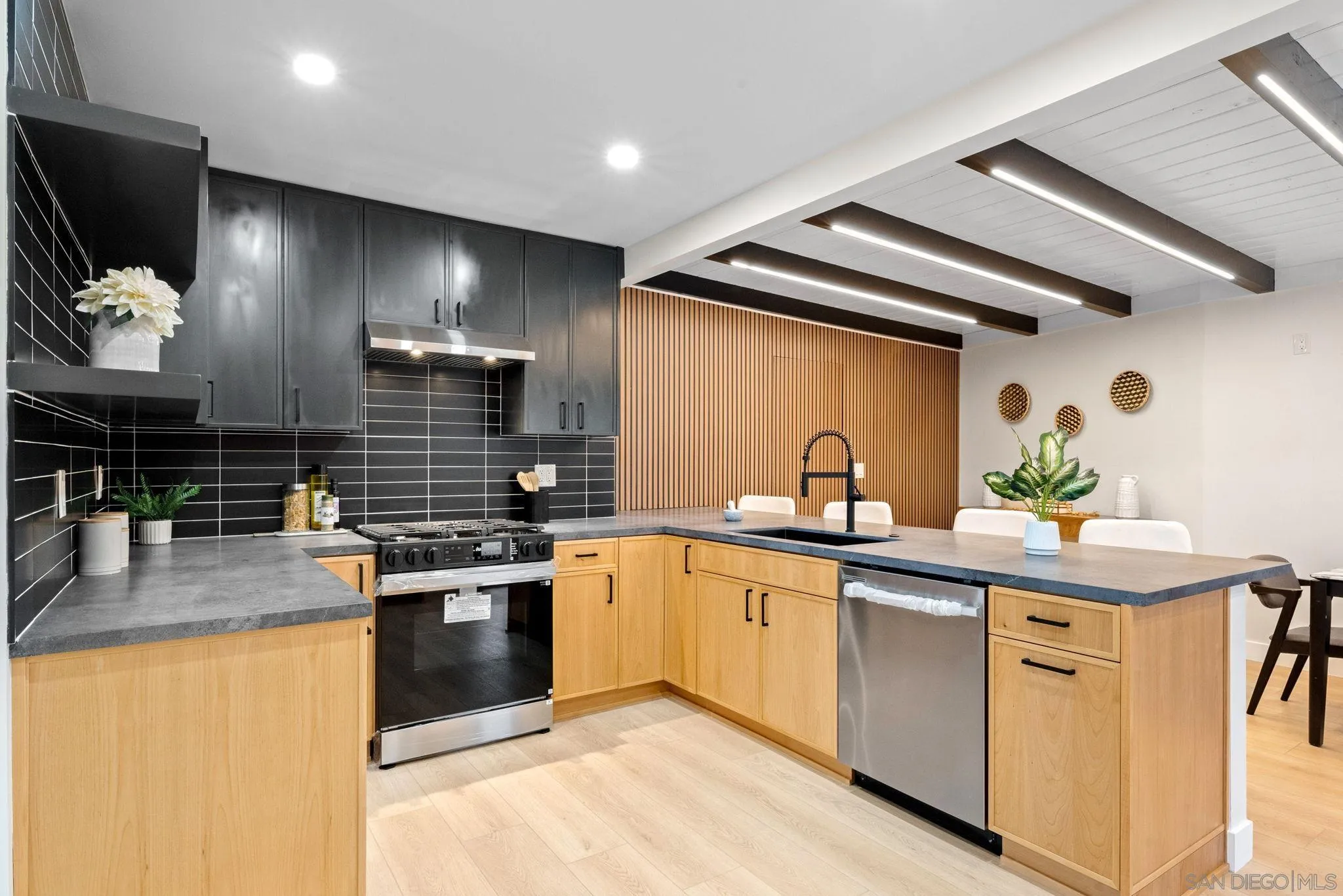 https://cdn.realtyfeed.com/cdn/127/250023282/65352299a21f5df6365e0f334f9d2231.webp