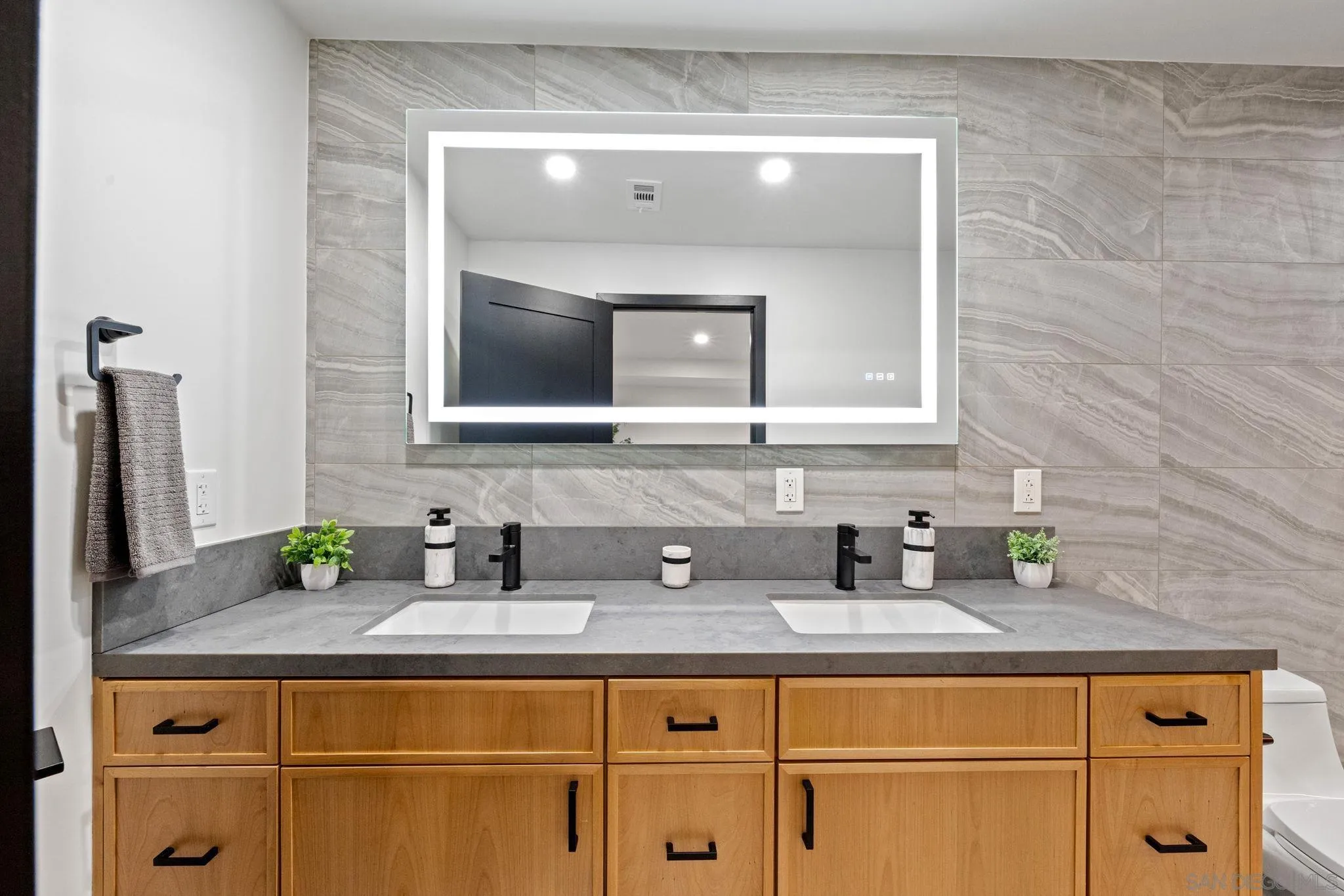 https://cdn.realtyfeed.com/cdn/127/250023282/68f42c3682533ad3e681b7bc2c341b47.webp