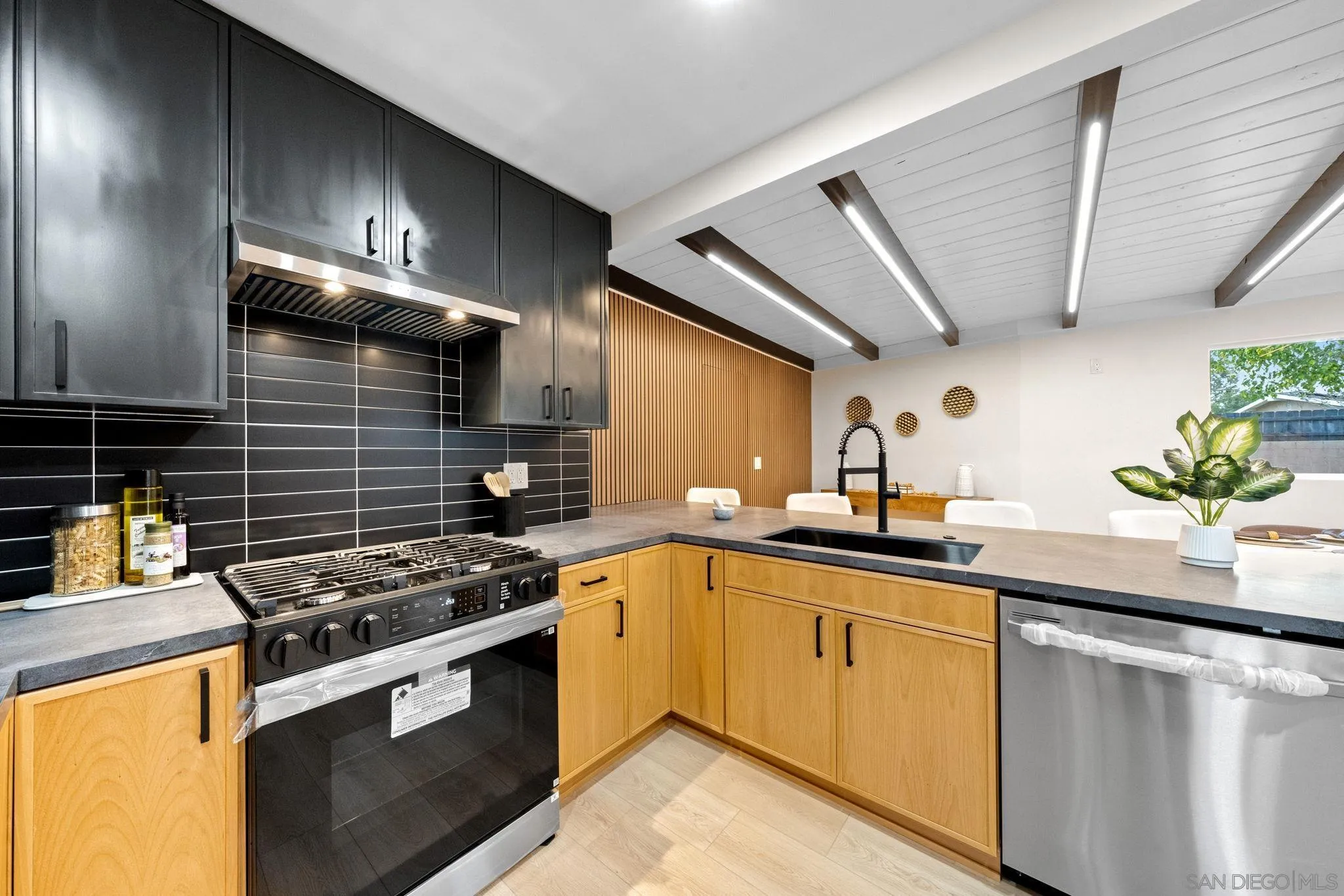 https://cdn.realtyfeed.com/cdn/127/250023282/db177d290ec66449492ebb5a917e3273.webp