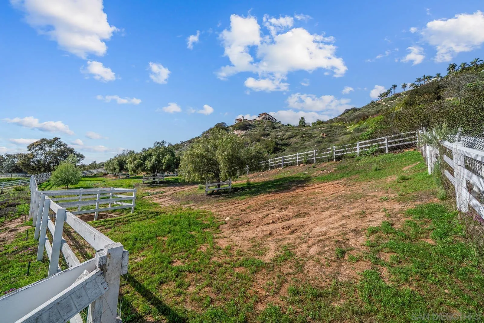 https://cdn.realtyfeed.com/cdn/127/250023371/8afa7f2a8b6f5d8dfbb462c4398c3f92.webp