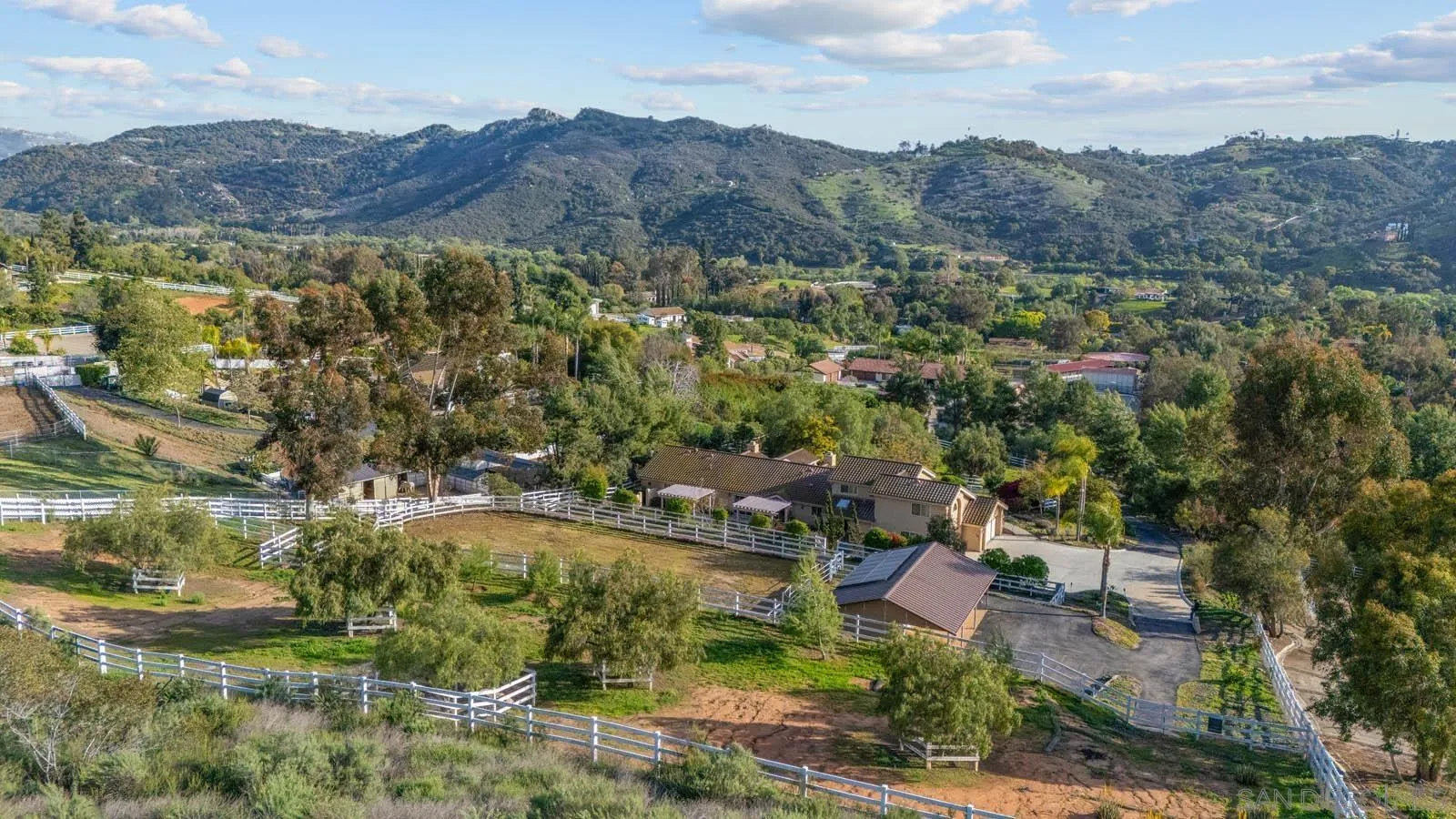 https://cdn.realtyfeed.com/cdn/127/250023371/bd87bcbbc6c0124b9774583d75a3ac13.webp