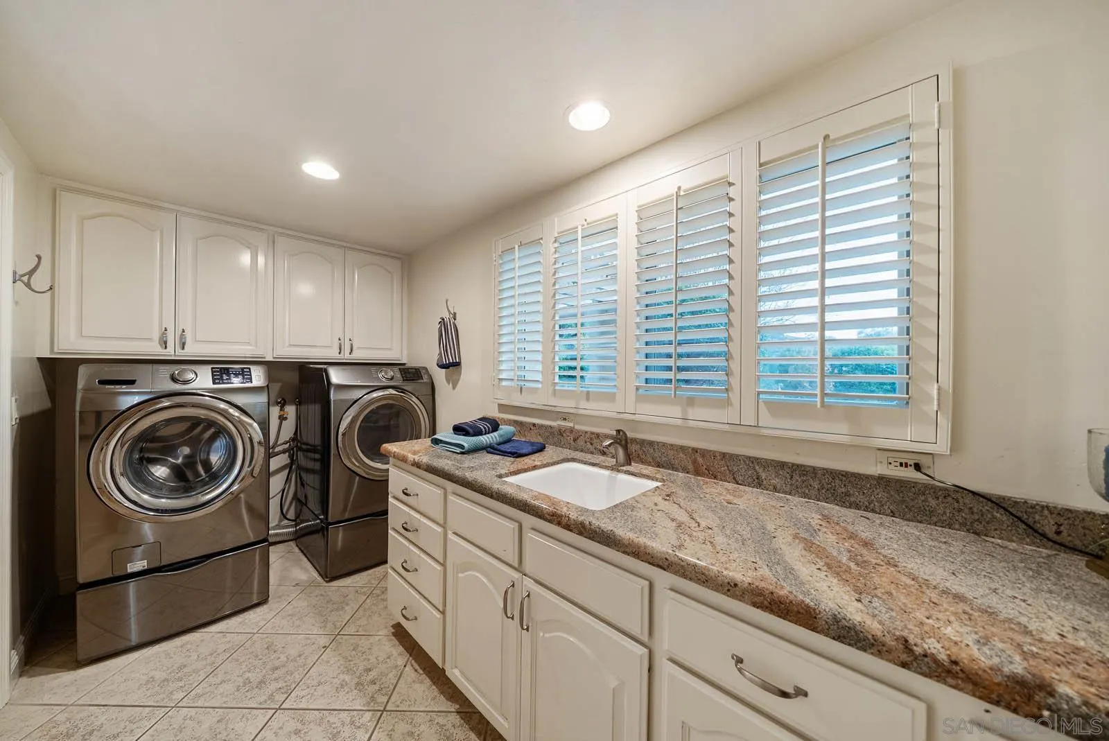 https://cdn.realtyfeed.com/cdn/127/250023371/c9d5f30aa021d2a90b0deec518b7b4bf.webp