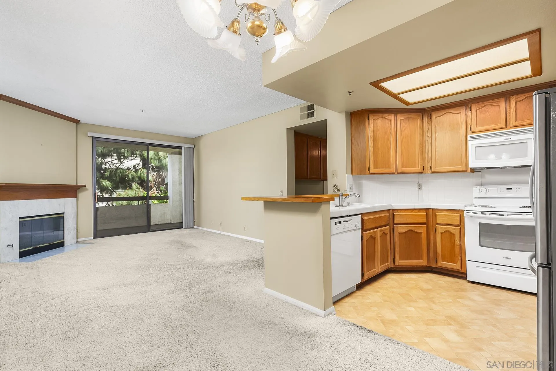 Photo #6: 250023638 Listing 