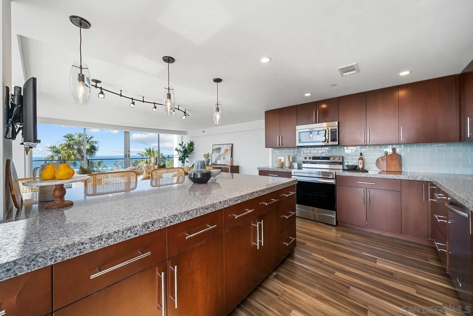 https://cdn.realtyfeed.com/cdn/127/250023710/1d242cbeb44e8e7b86c60925ece349bf.webp