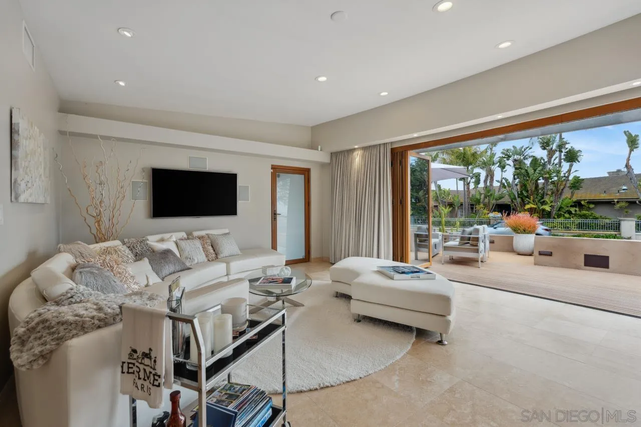 https://cdn.realtyfeed.com/cdn/127/250023737/e2f6783bc2456a0d315419dd20fed925.webp