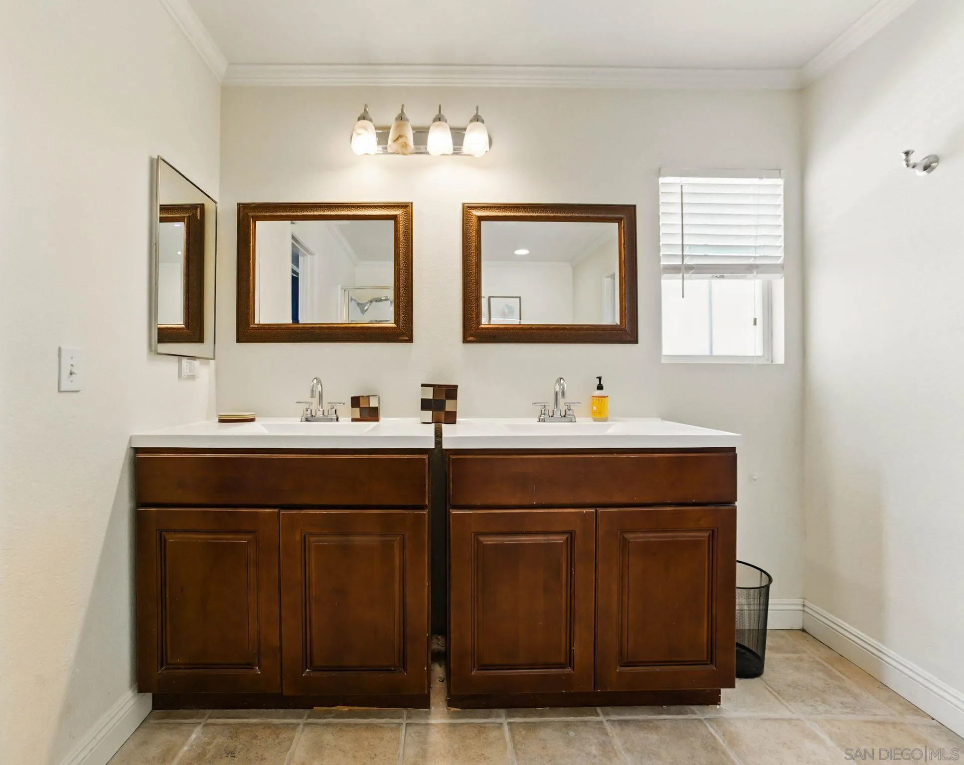 https://cdn.realtyfeed.com/cdn/127/250023963/0515149f0ba2e95912de5b245dc806f7.webp