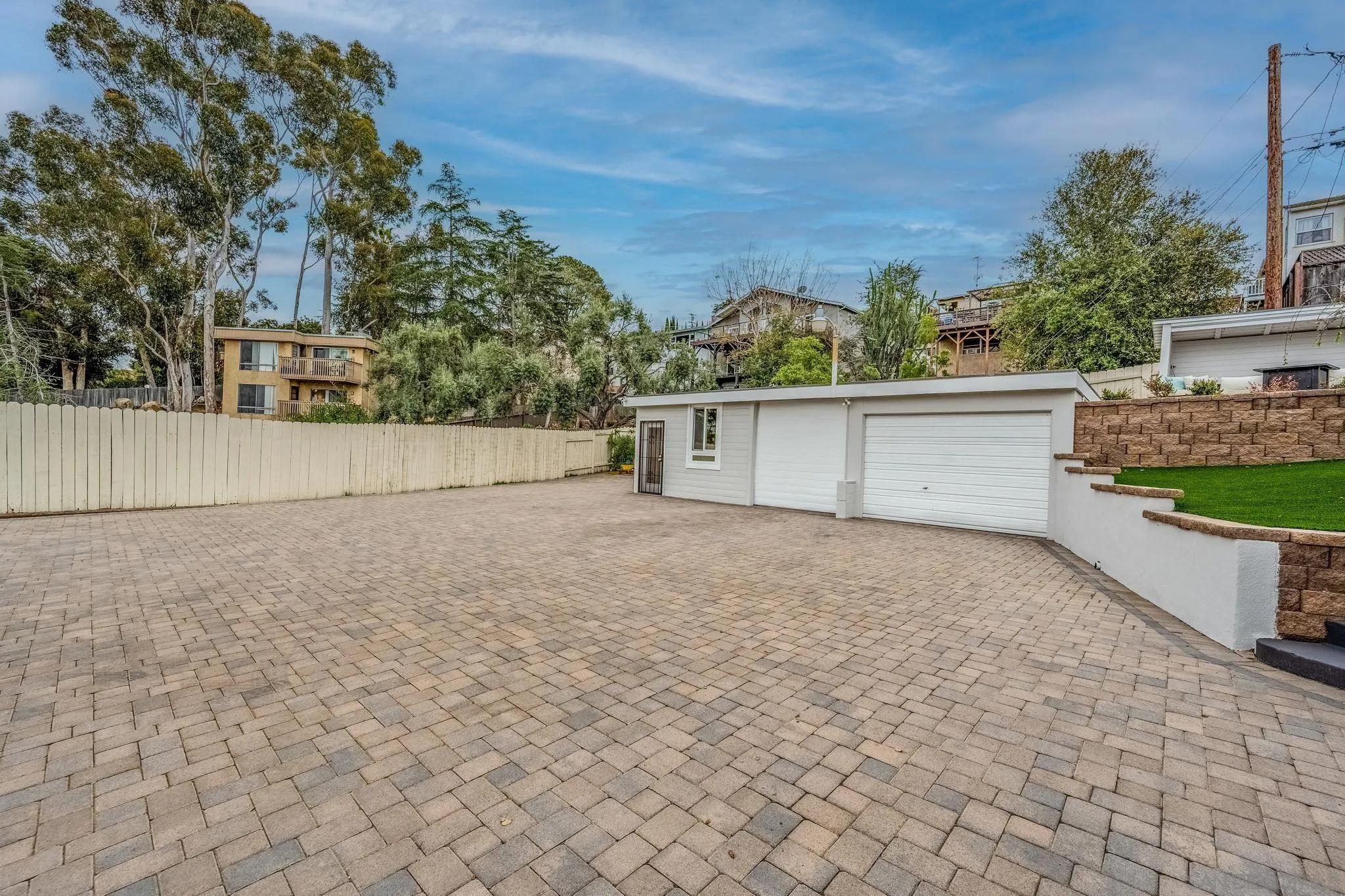 https://cdn.realtyfeed.com/cdn/127/250024051/30b50098caf6c52ae535f997d542e1c1.webp