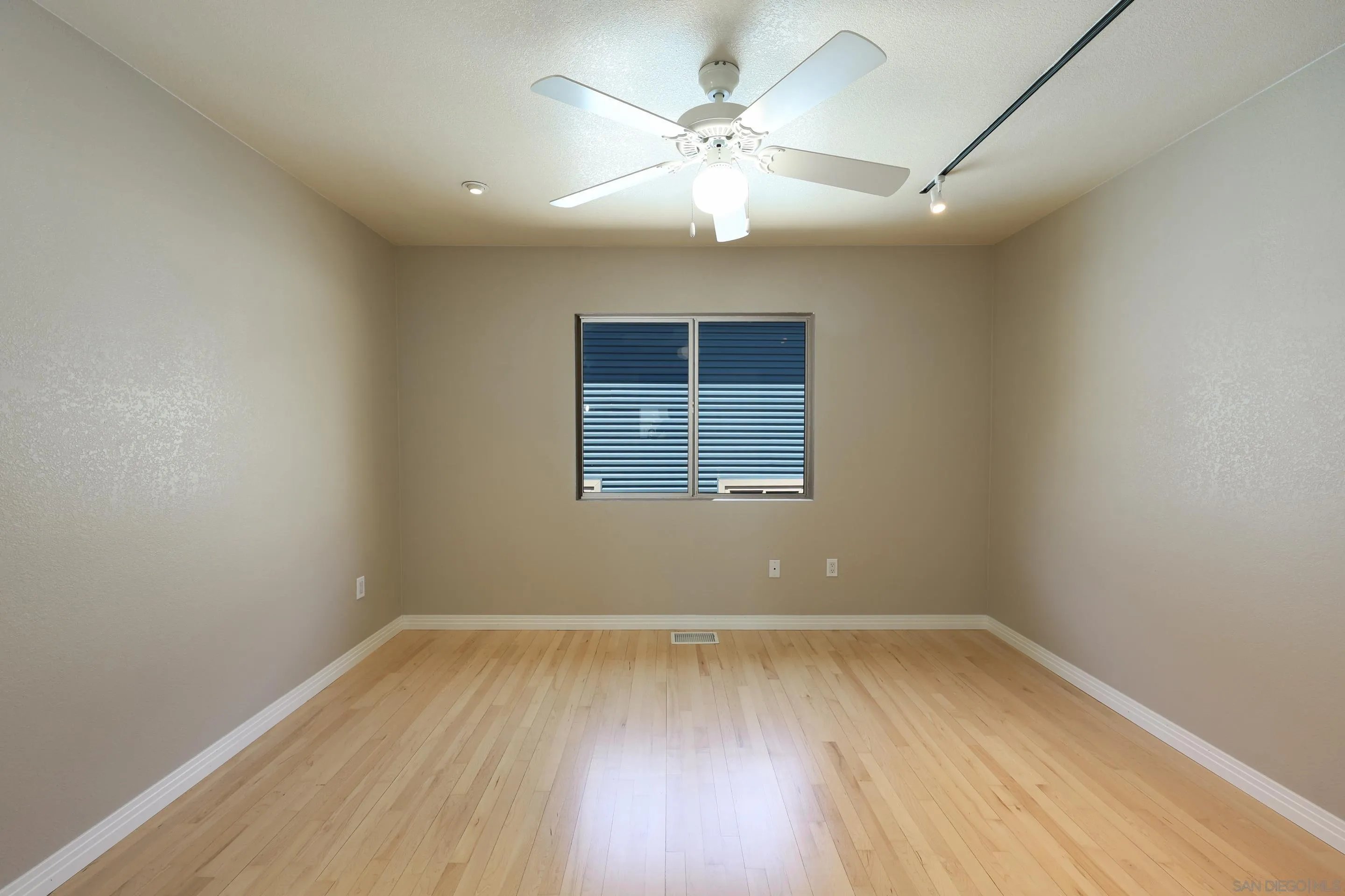 https://cdn.realtyfeed.com/cdn/127/250024053/0aa54173be31ccebeaea0cb717edd934.webp