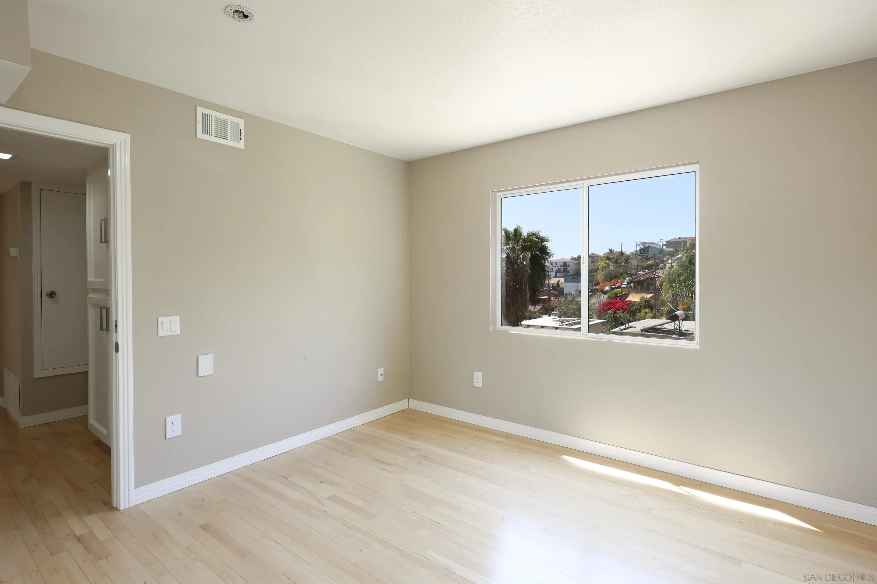 https://cdn.realtyfeed.com/cdn/127/250024053/344bbb18561cc9186f9c12cdcb5ee2b9.webp