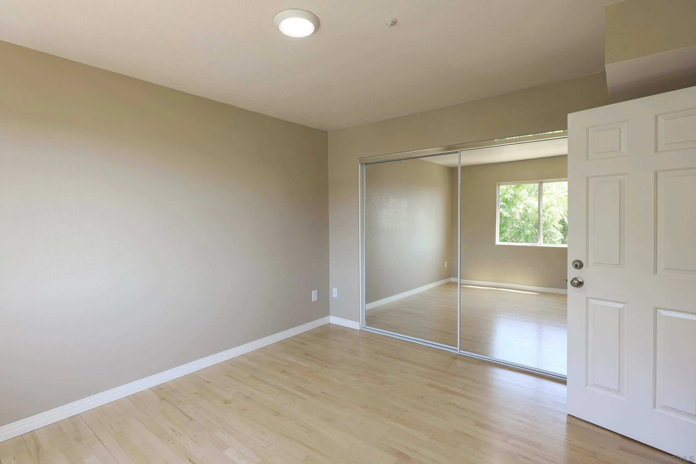 https://cdn.realtyfeed.com/cdn/127/250024053/f8e1f87de101343719d6b4d90da2edf8.webp