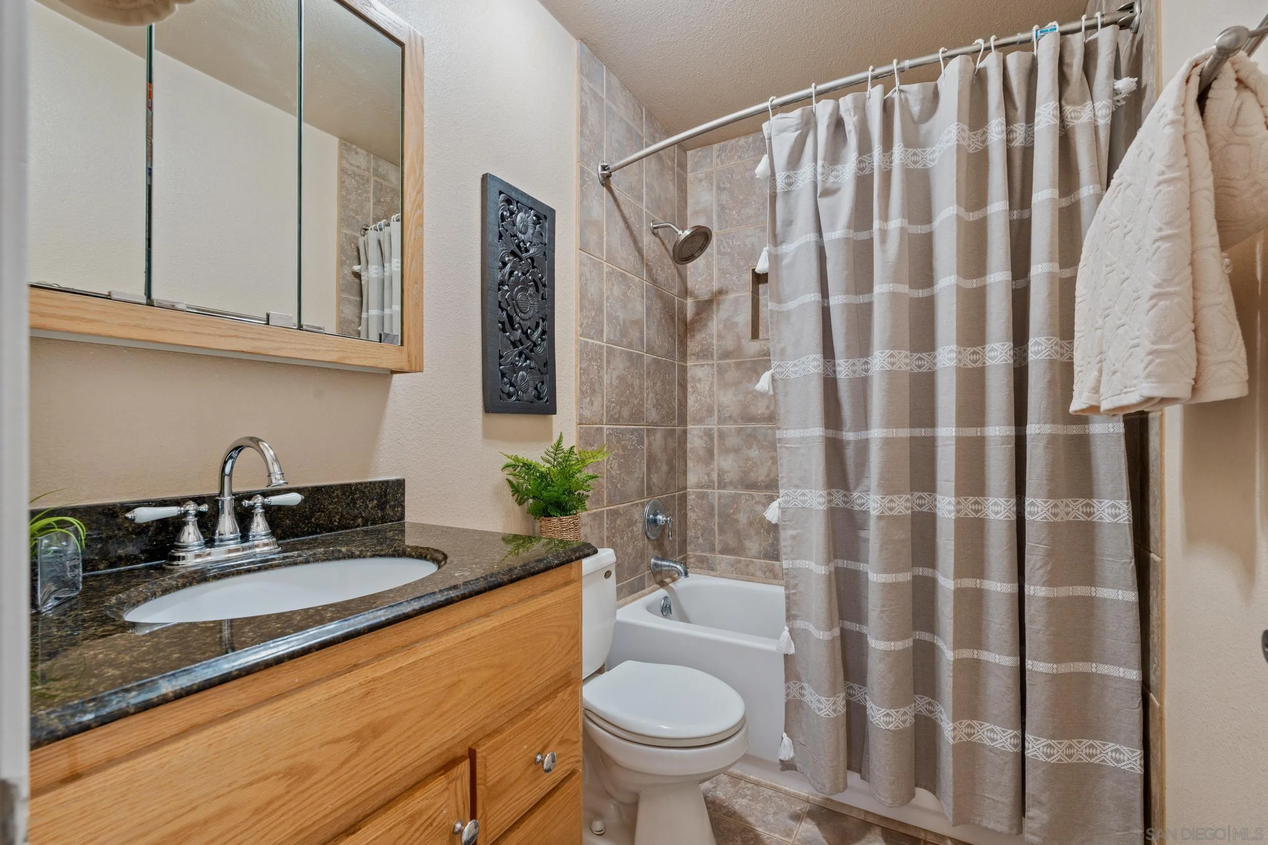 https://cdn.realtyfeed.com/cdn/127/250024102/0c5c2441dedb34b0d63051bd4abbed96.webp