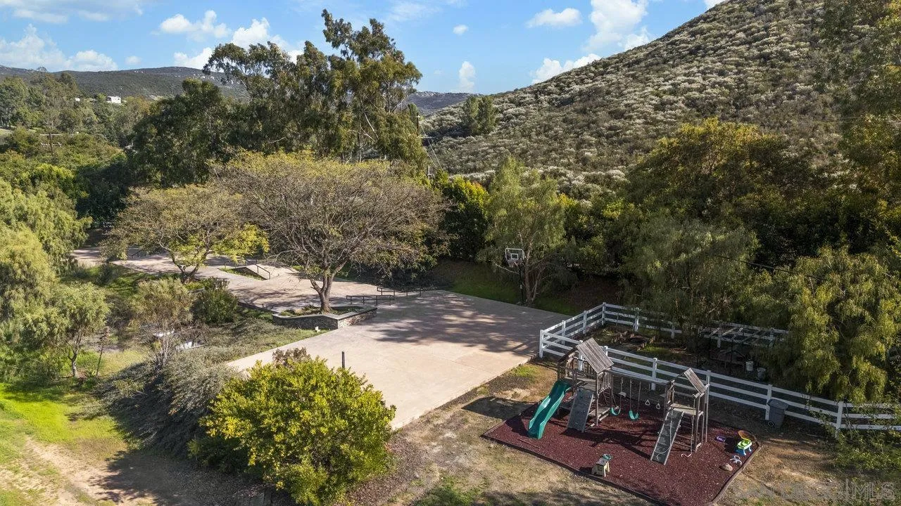https://cdn.realtyfeed.com/cdn/127/250024177/4b47035e5cb55b874bf827d7036722ee.webp