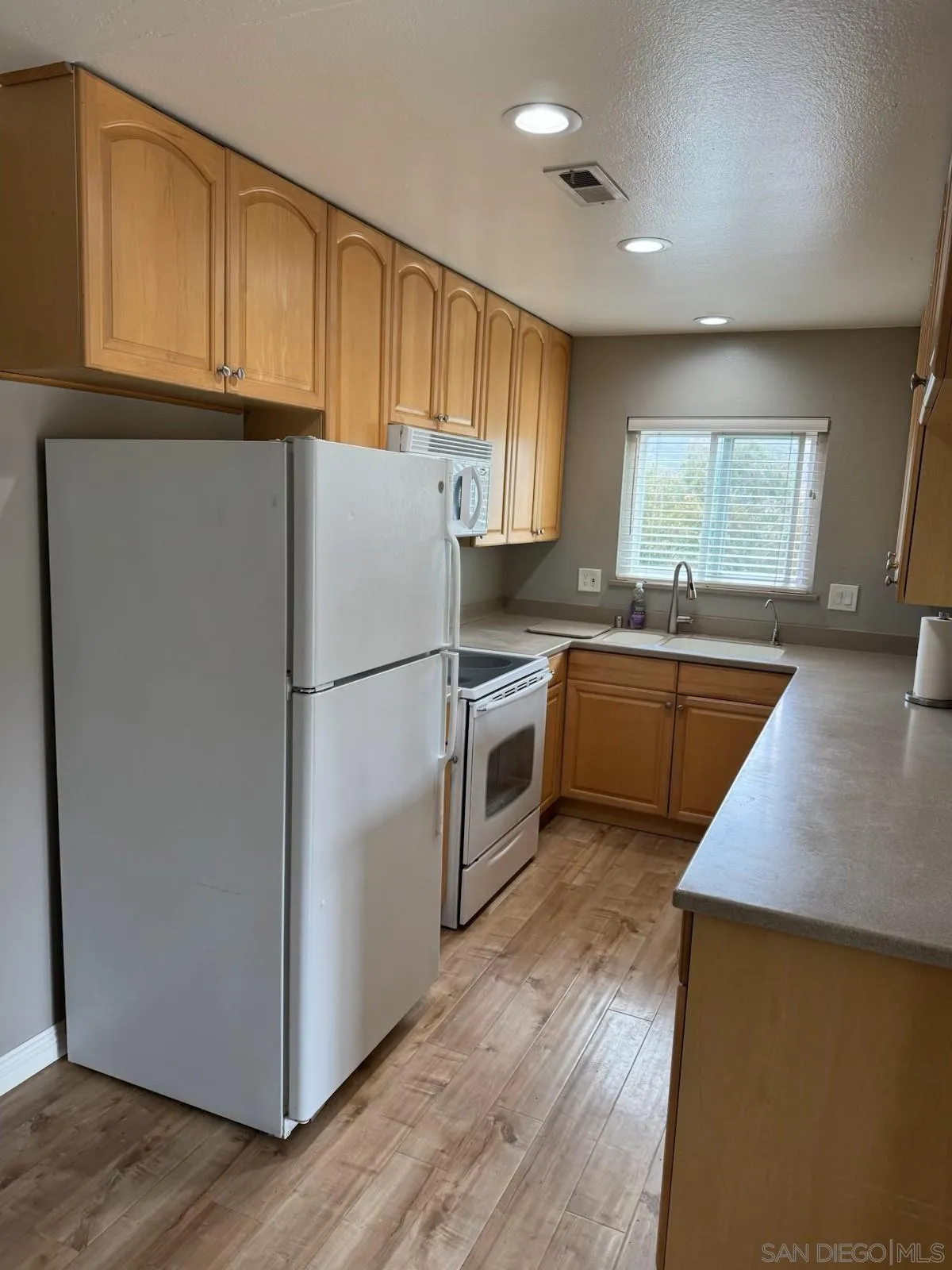 Photo #2: 250024185 Listing 