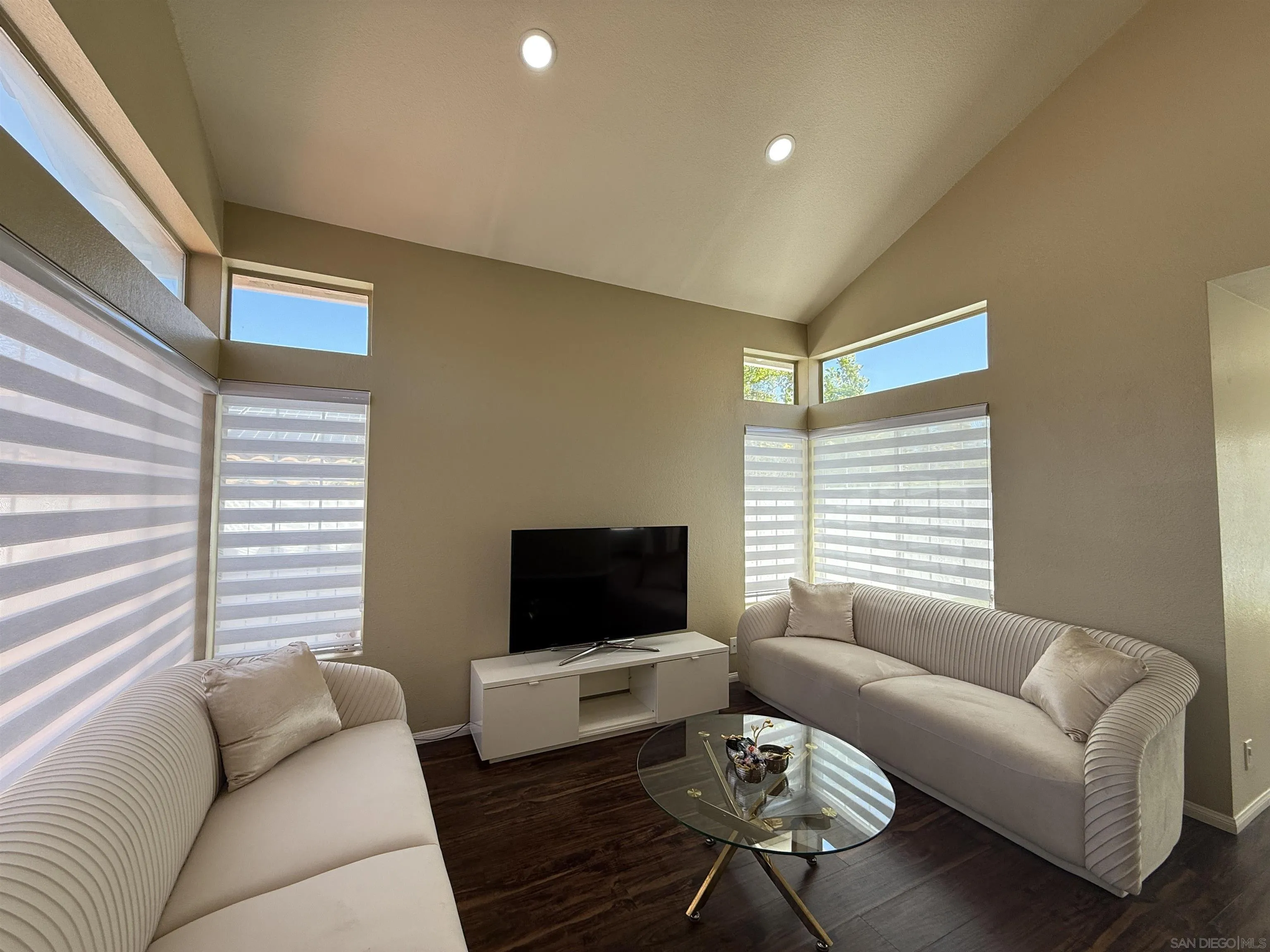 https://cdn.realtyfeed.com/cdn/127/250024293/a64583e9f4f797beb53778b15471d126.webp