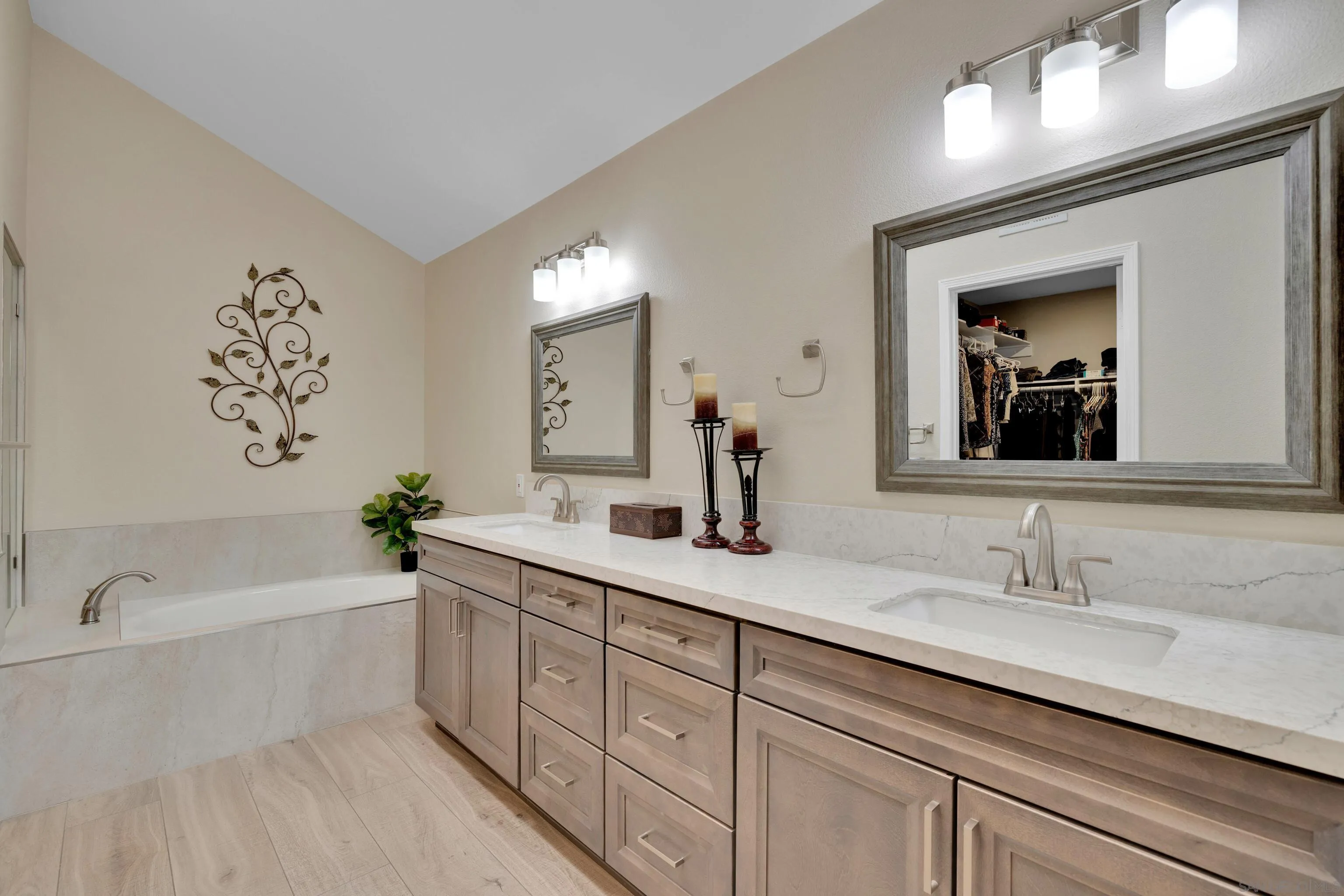 https://cdn.realtyfeed.com/cdn/127/250024383/7a7bc4da9e077204f26306cbd35843bc.webp