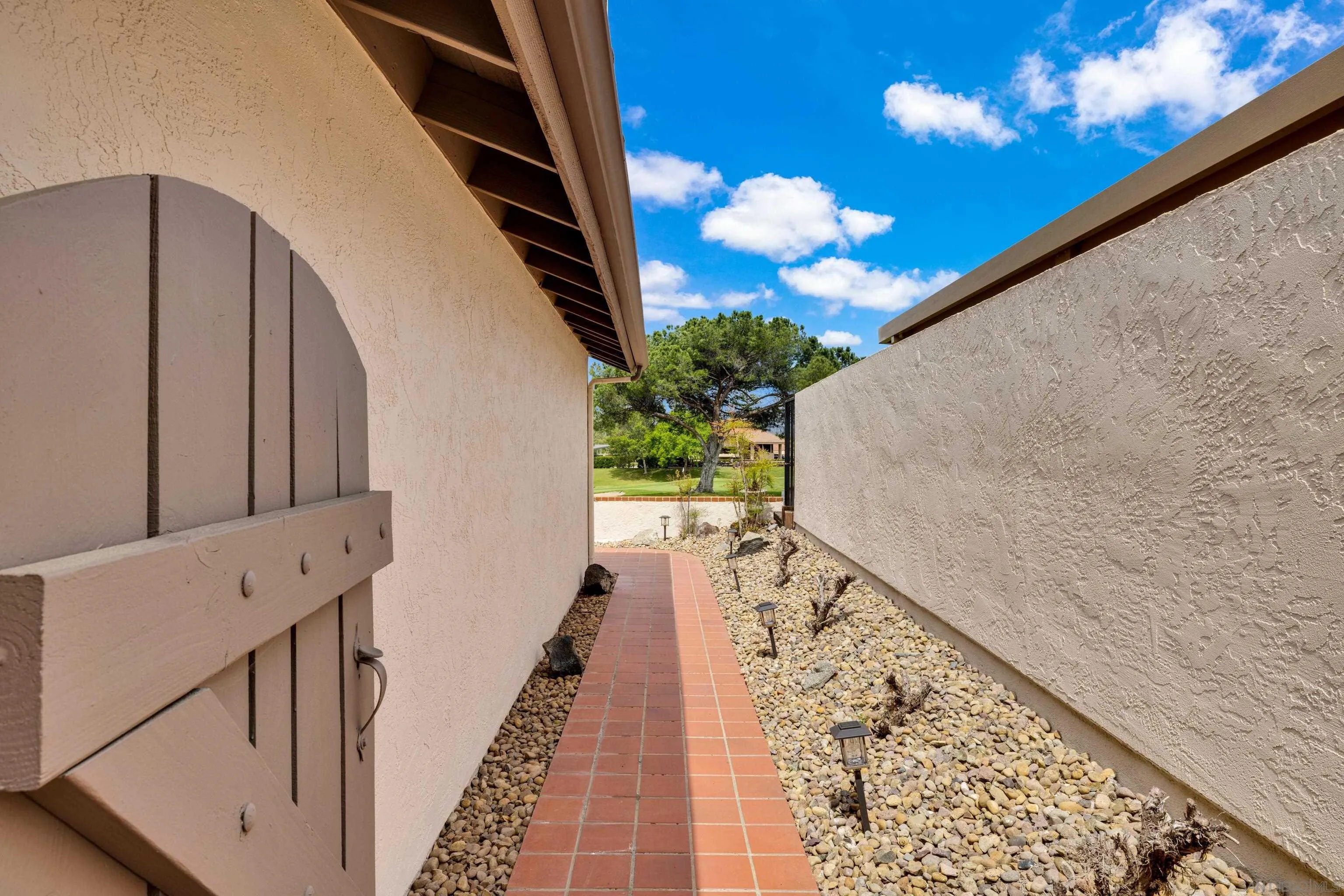 https://cdn.realtyfeed.com/cdn/127/250024383/fe1828c066e94fcc12359e4426c760b0.webp