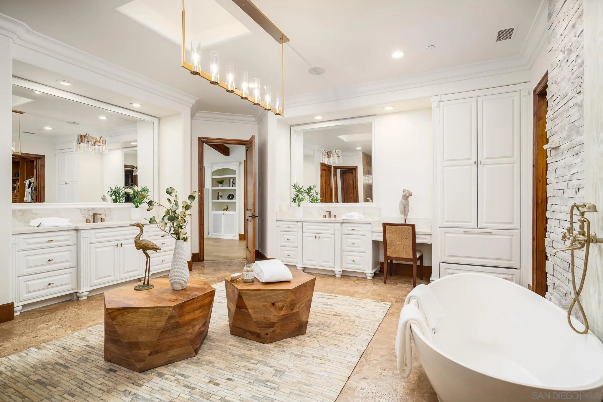 https://cdn.realtyfeed.com/cdn/127/250024405/d94e64cc1f944b6ea8de052f793b0b97.webp