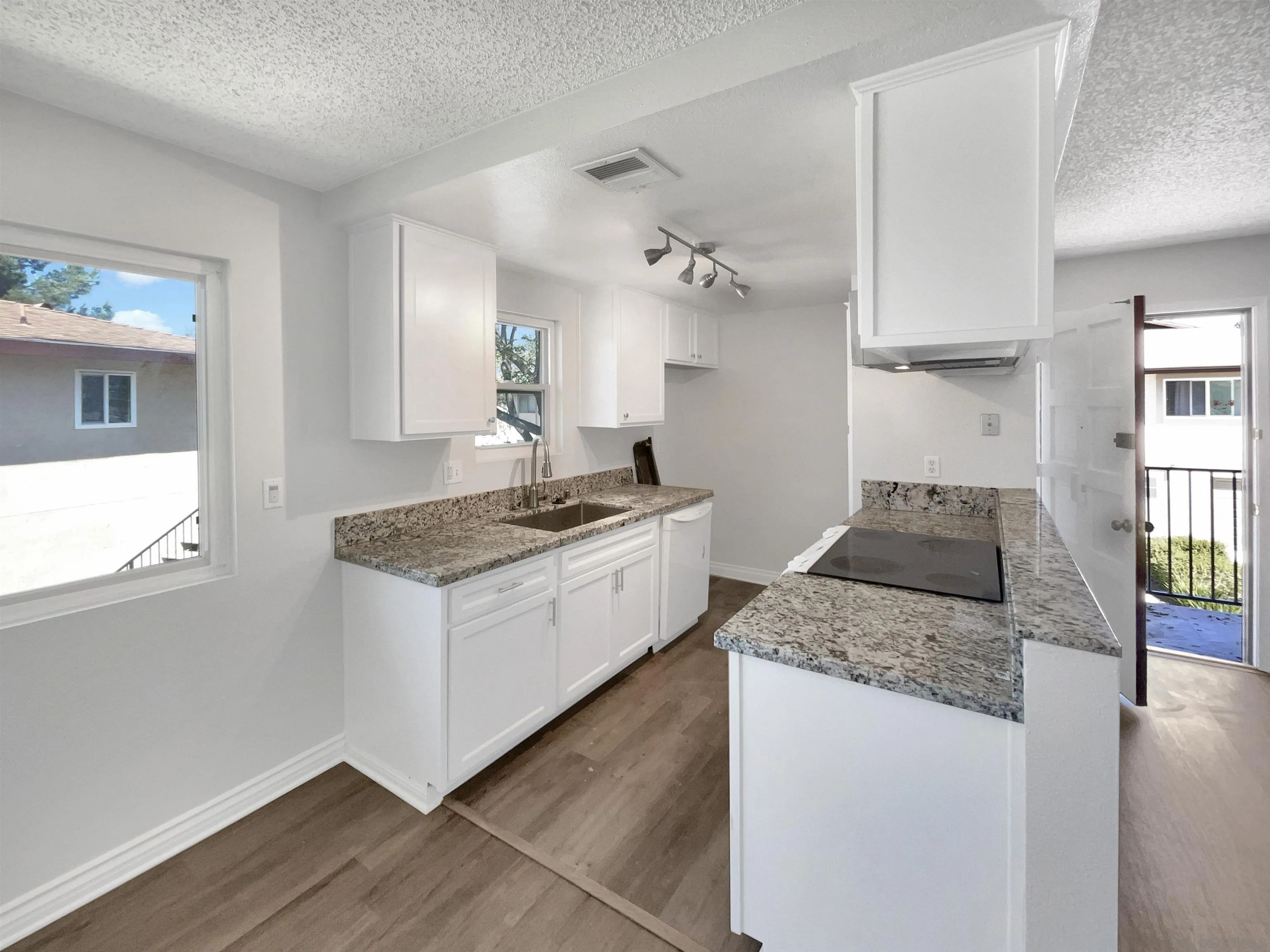 https://cdn.realtyfeed.com/cdn/127/250024739/eef9f2990ba640da7b21985d7a38c589.webp