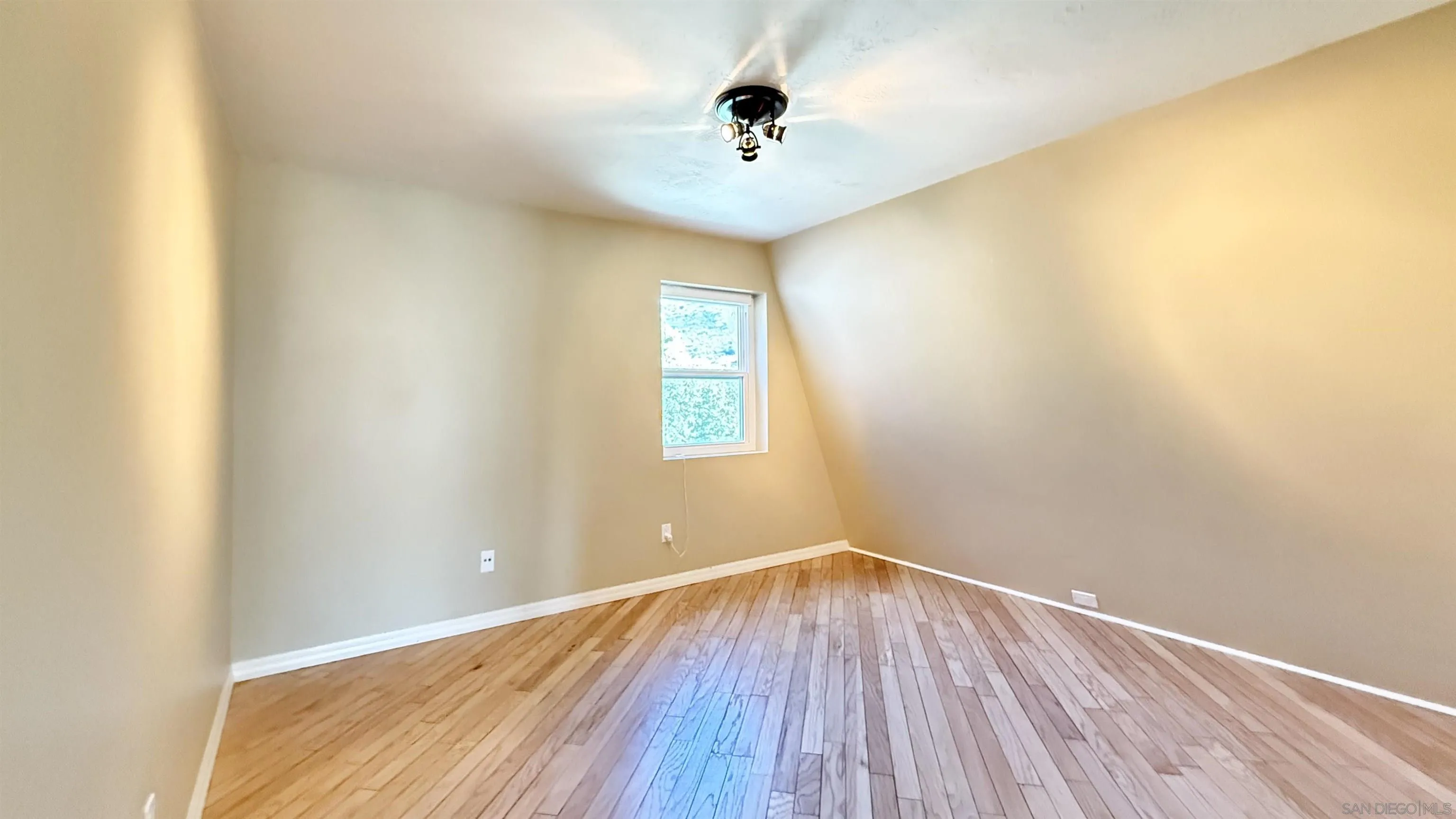 https://cdn.realtyfeed.com/cdn/127/250024873/abb1cbadbeb16855be312e9cca1292b5.webp