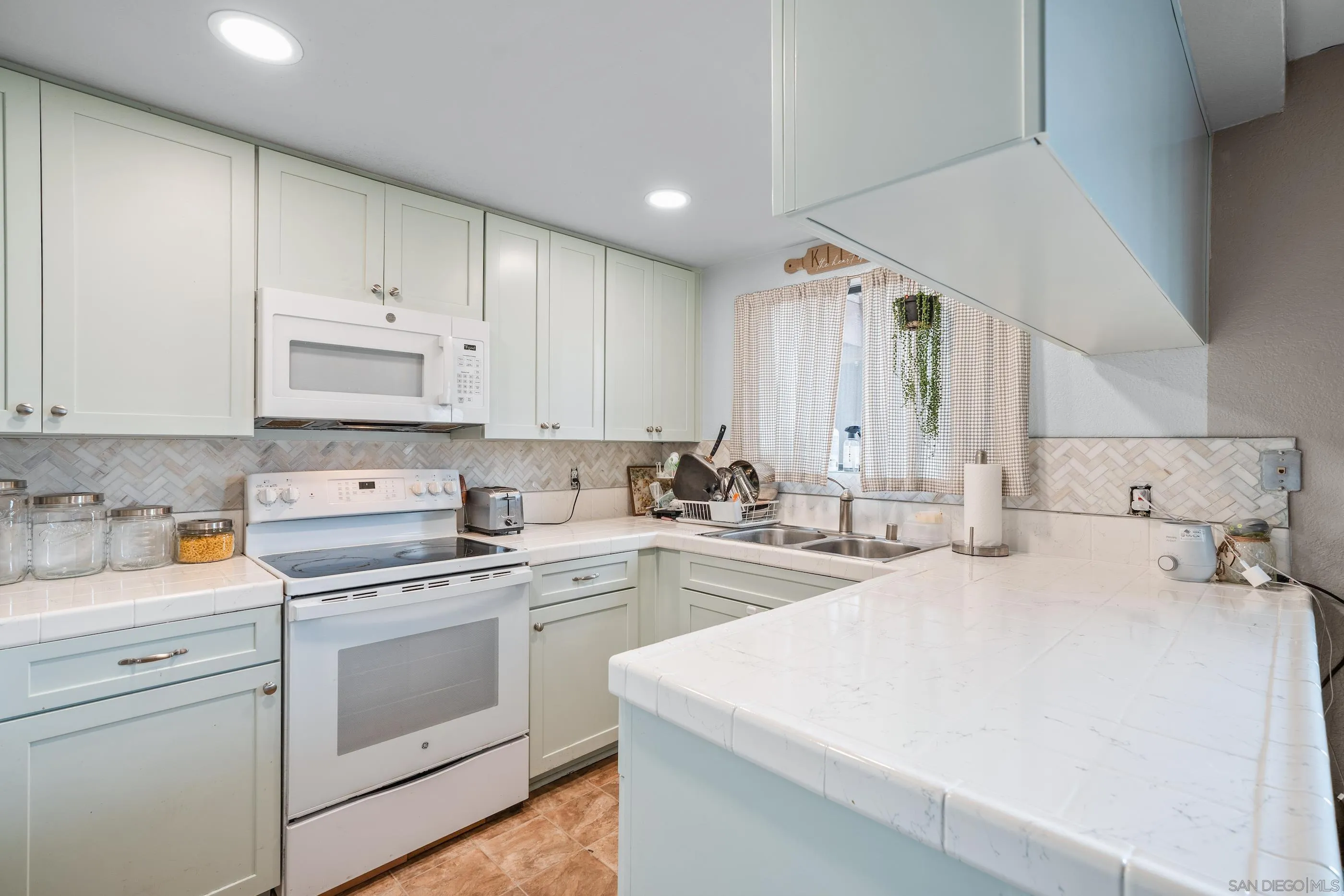 Photo #2: 250024960 Listing 