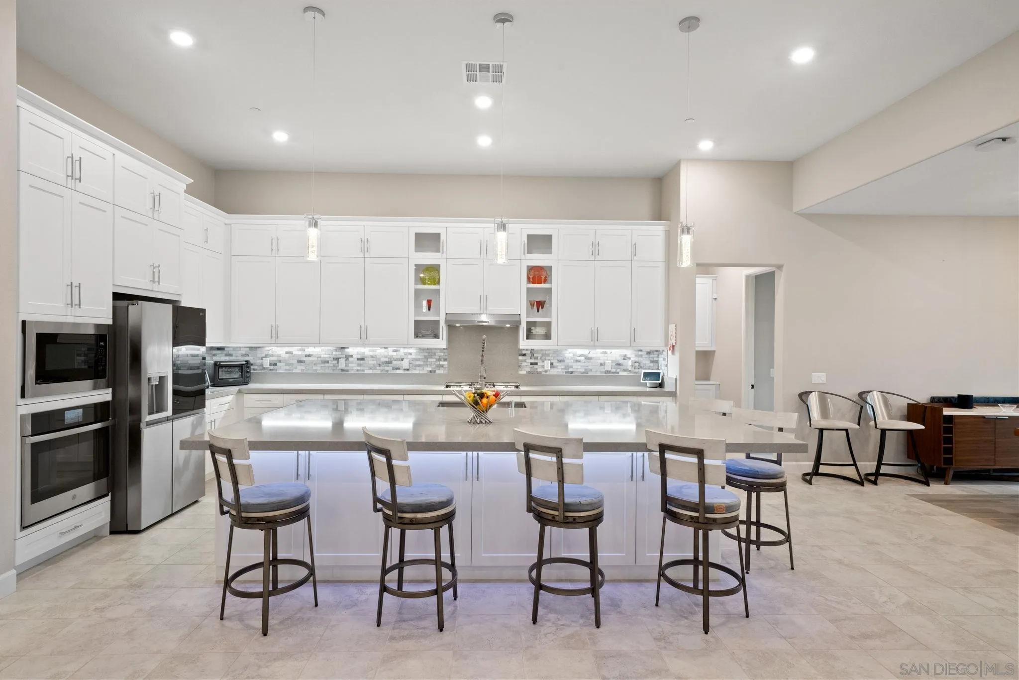https://cdn.realtyfeed.com/cdn/127/250024989/93d41c5788cdd74077299e74845d8909.webp