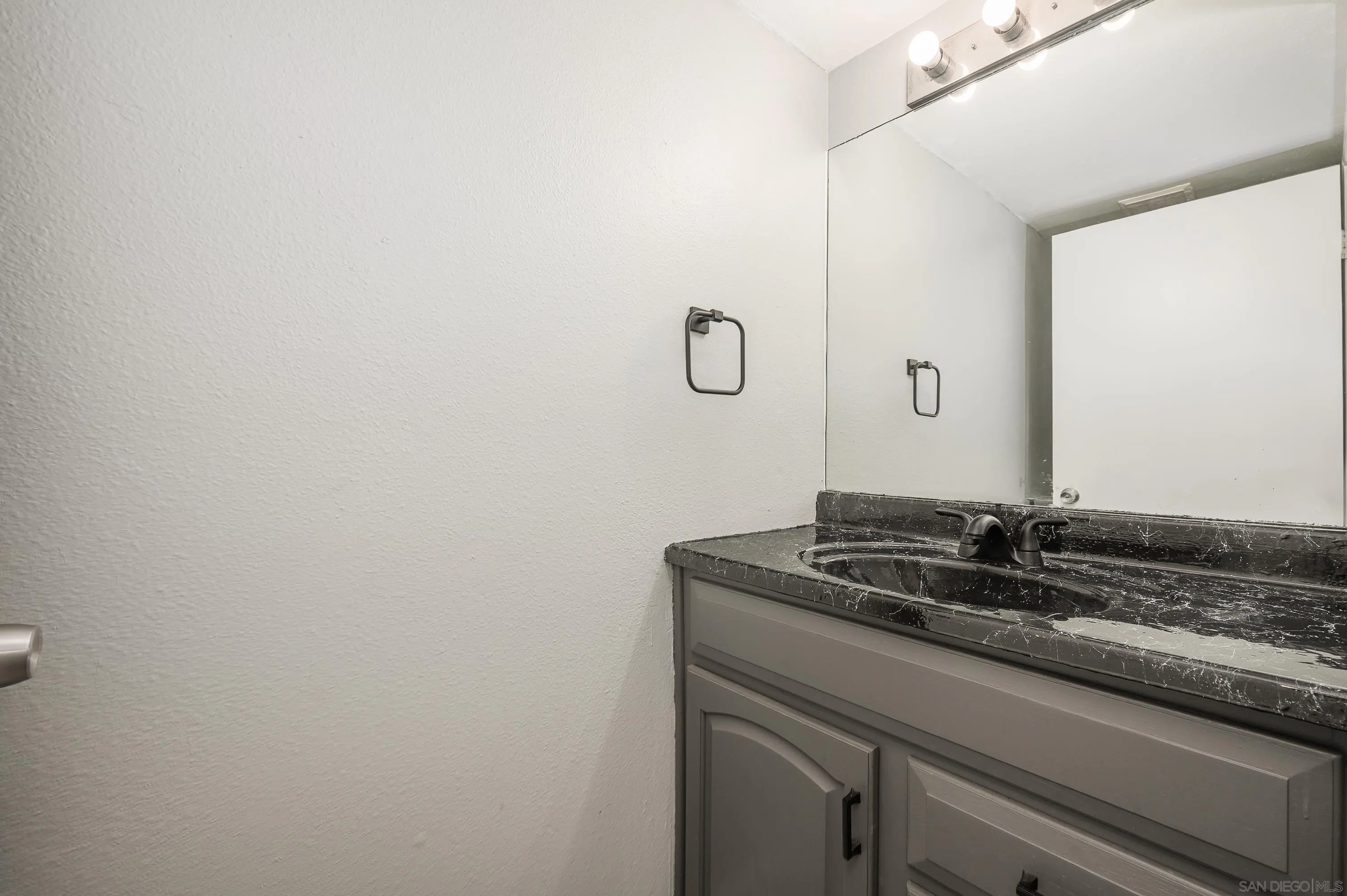 https://cdn.realtyfeed.com/cdn/127/250025004/0eb6b8624db5a3d9360f68e3906b5718.webp