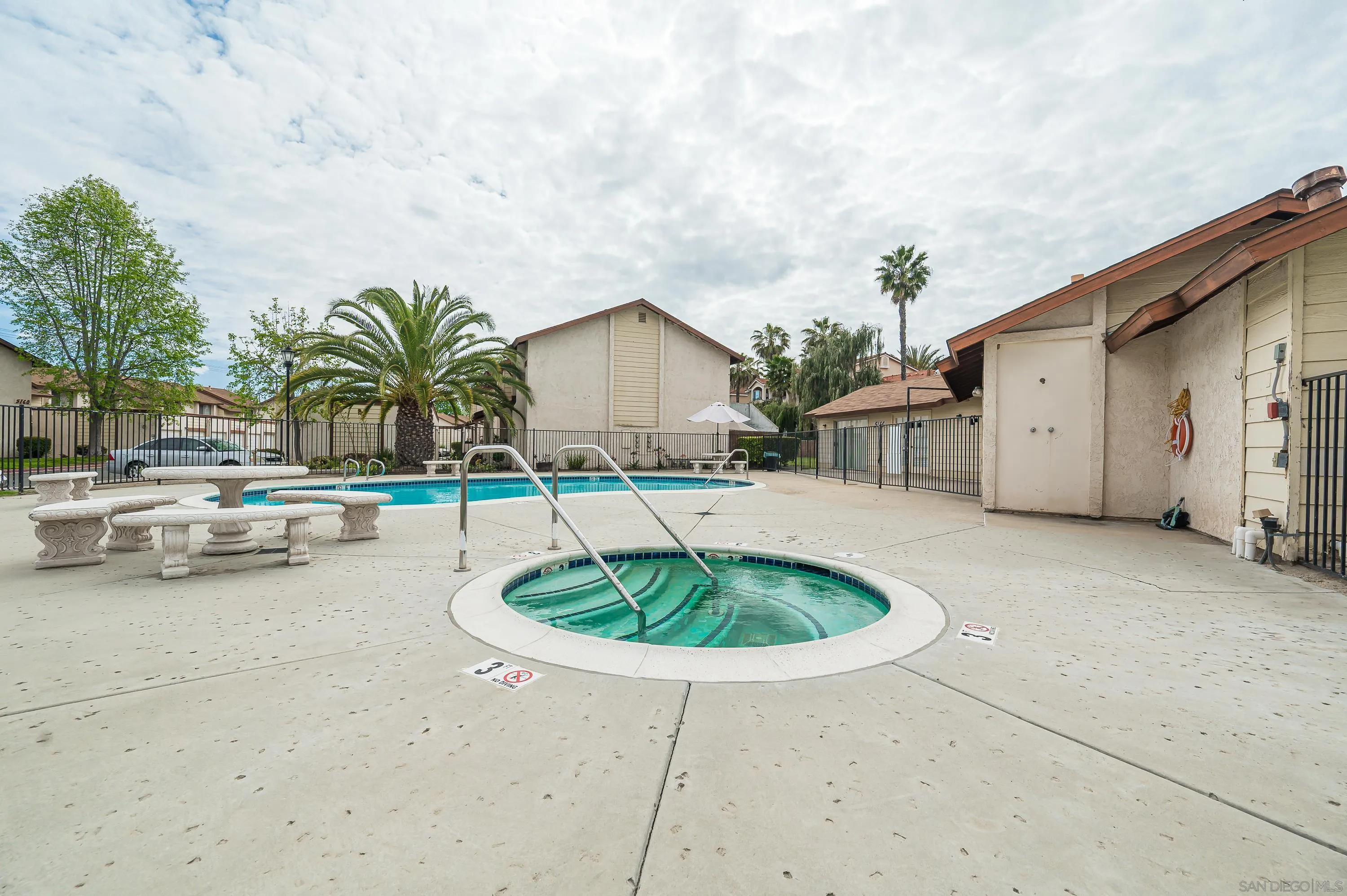 https://cdn.realtyfeed.com/cdn/127/250025004/52a279a5c009071df38fdc7b7c87e3c1.webp