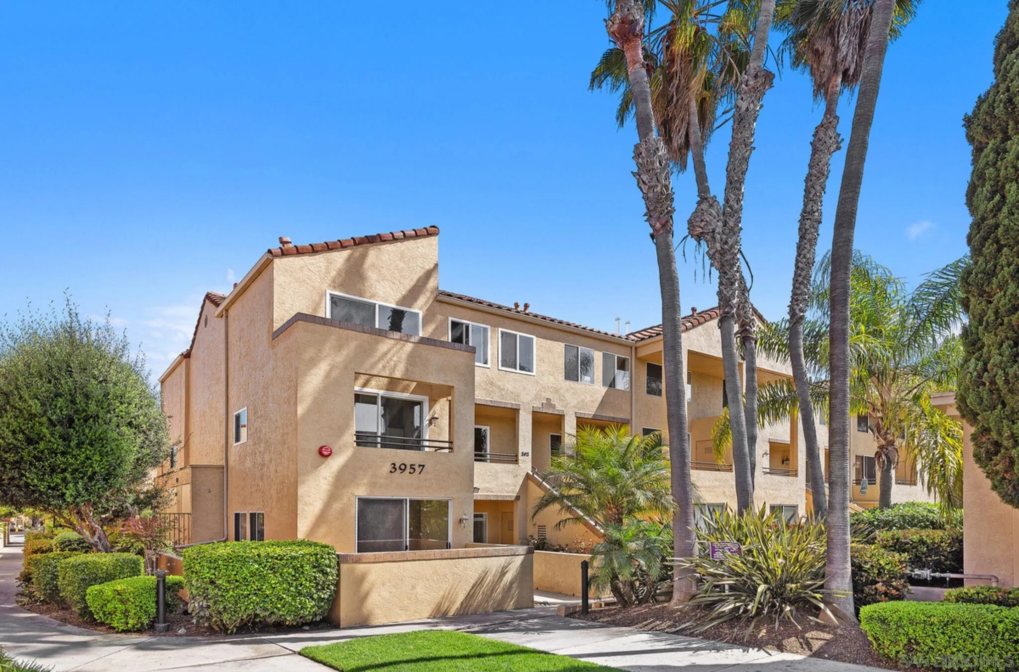 Browse active condo listings in VENETIAN