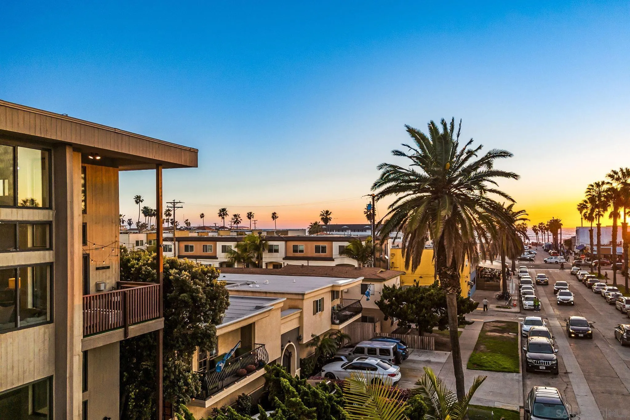 Browse active condo listings in PACIFIC BEACH