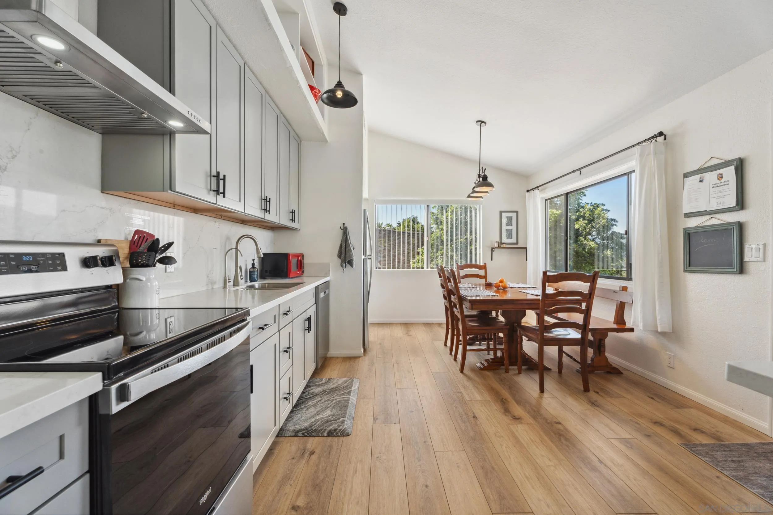 https://cdn.realtyfeed.com/cdn/127/250025202/00b3459e41bb047efdfba5ad1ba596d6.webp